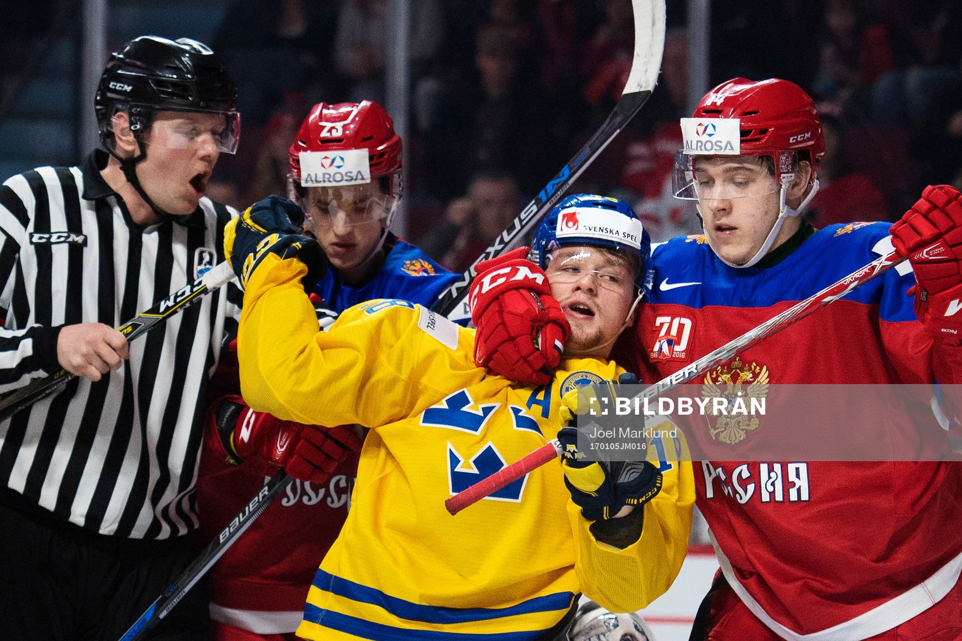Rysslands Kirill Belyayev håller tag om Sveriges Rasmus