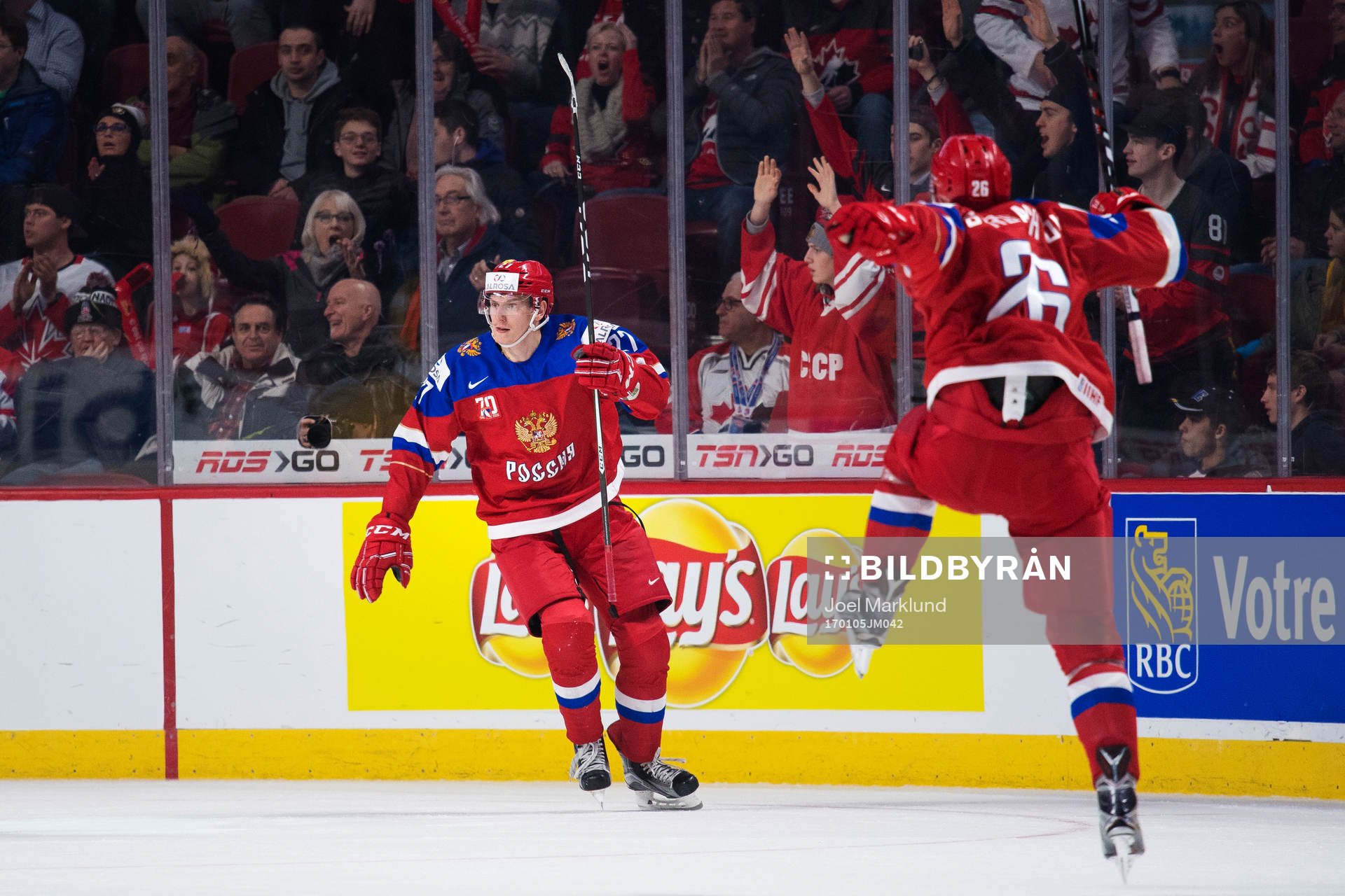 Rysslands Denis Guryanov och Mikhail Sergachyov jublar