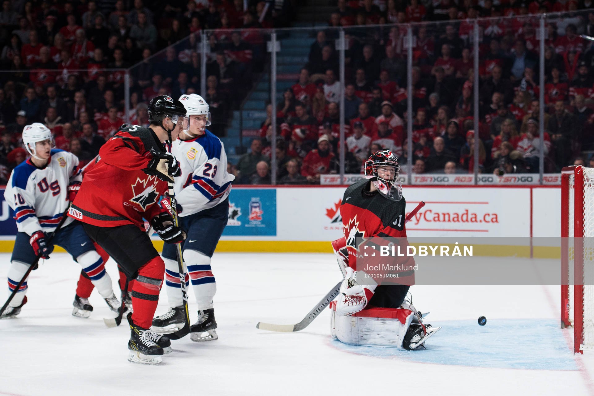 s Troy Terry och Kieffer Bellows ser 2-2-pucken gå in