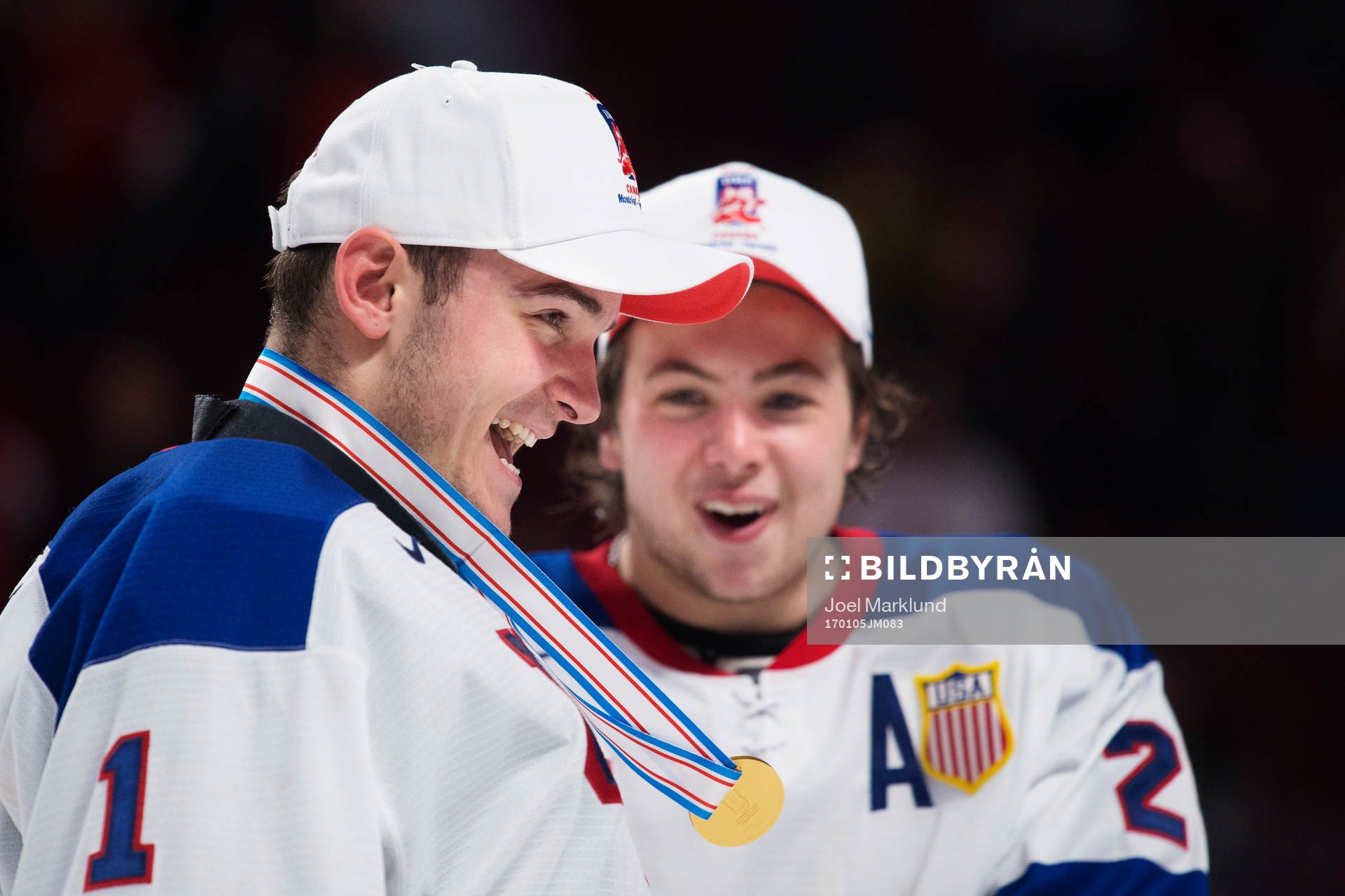 s målvakt Tyler Parsons och Charlie McAvoy jublar