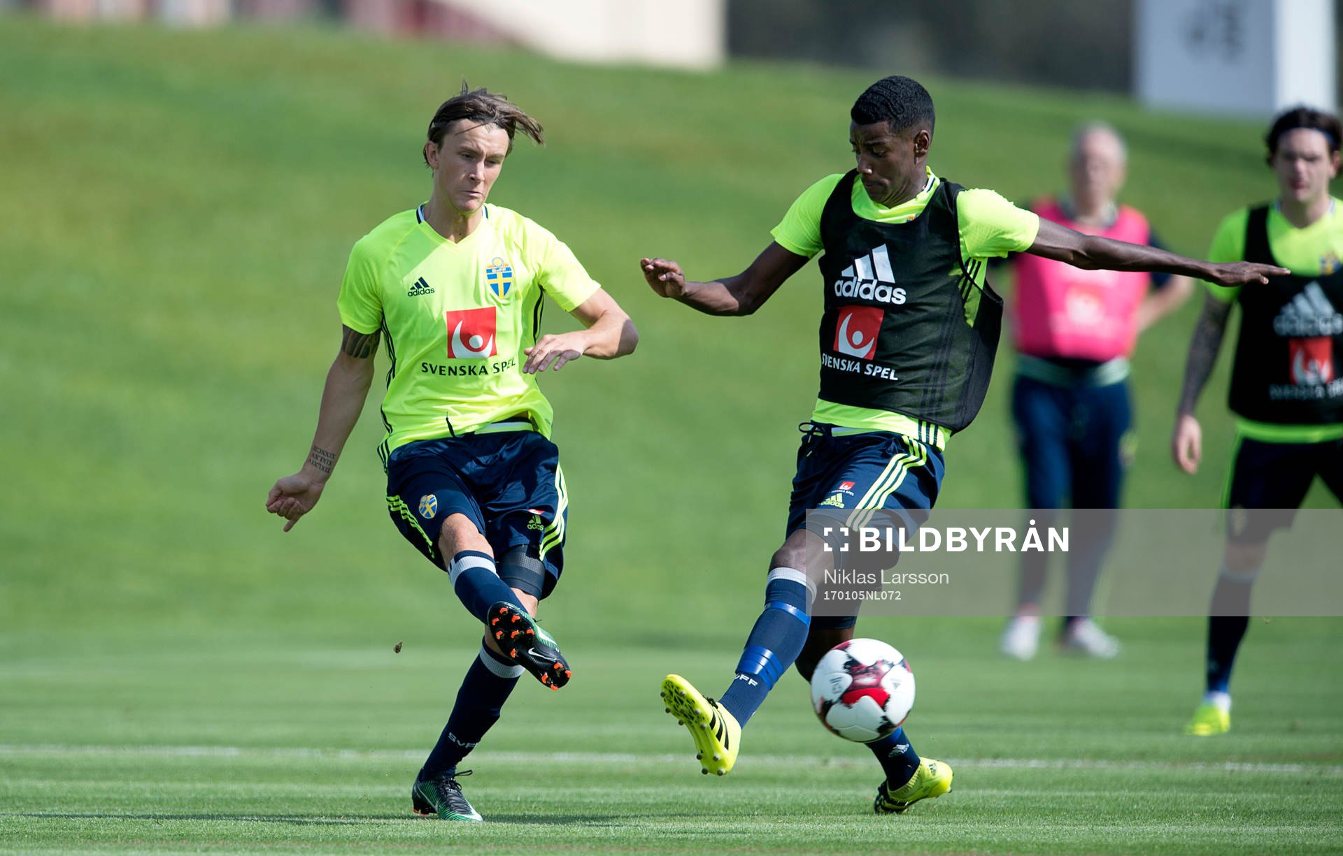 Sveriges Kristoffer Olsson och Alexander Isak