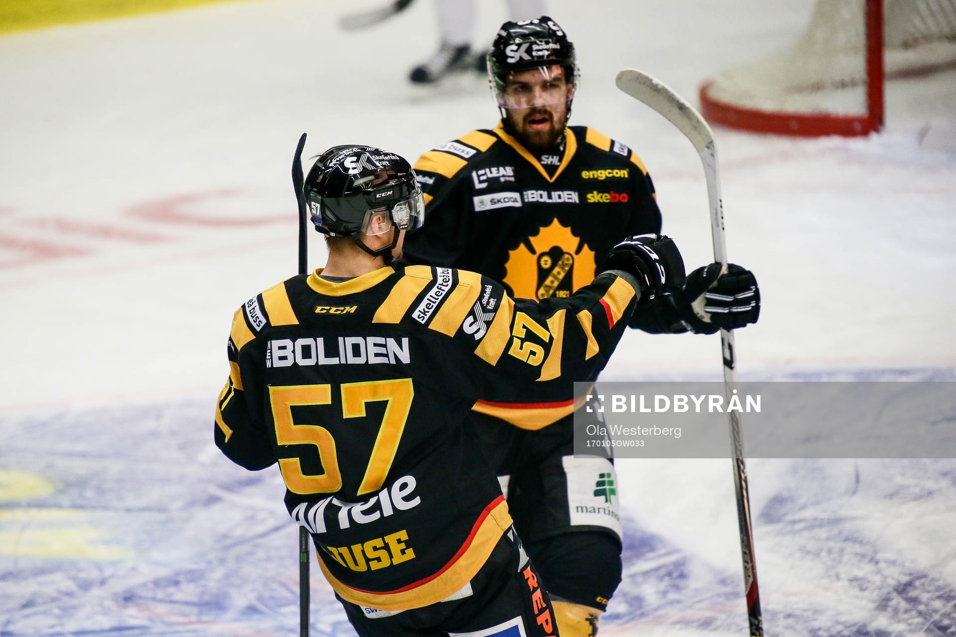 Skellefteås Emil Djuse  och Axel Holmström  jublar