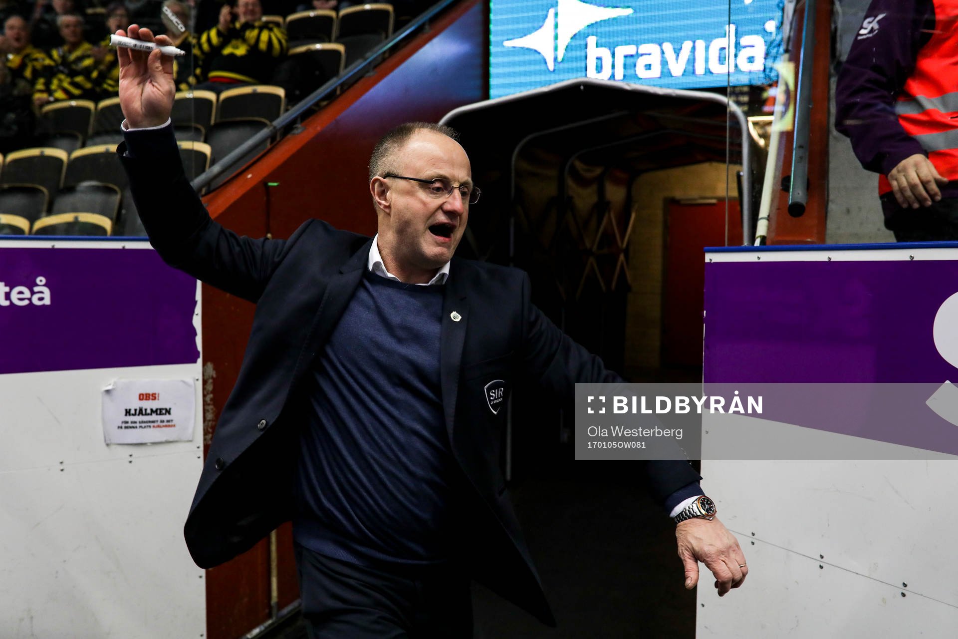 Rögles tränare Anders Eldebrink blir vansinnig