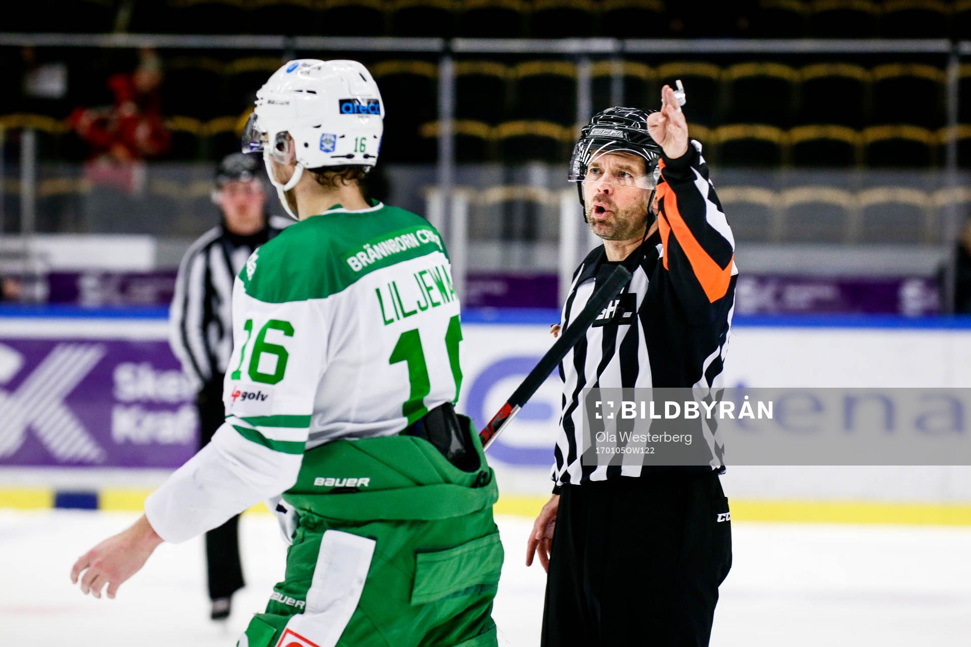 Rögles Christopher Liljewall och Domare Patrik Sjöberg