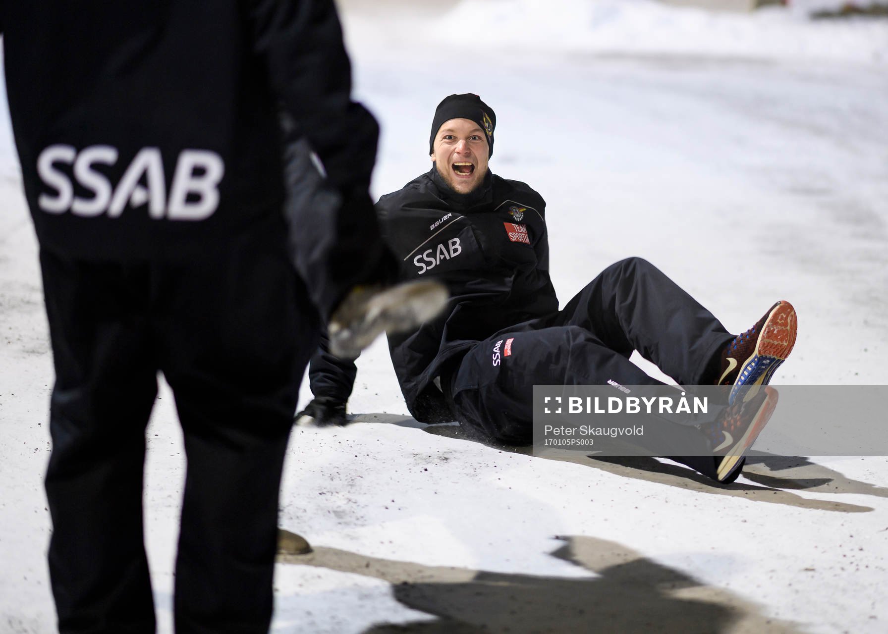 Luleås Johan Harju värmer upp utomhus med fotboll
