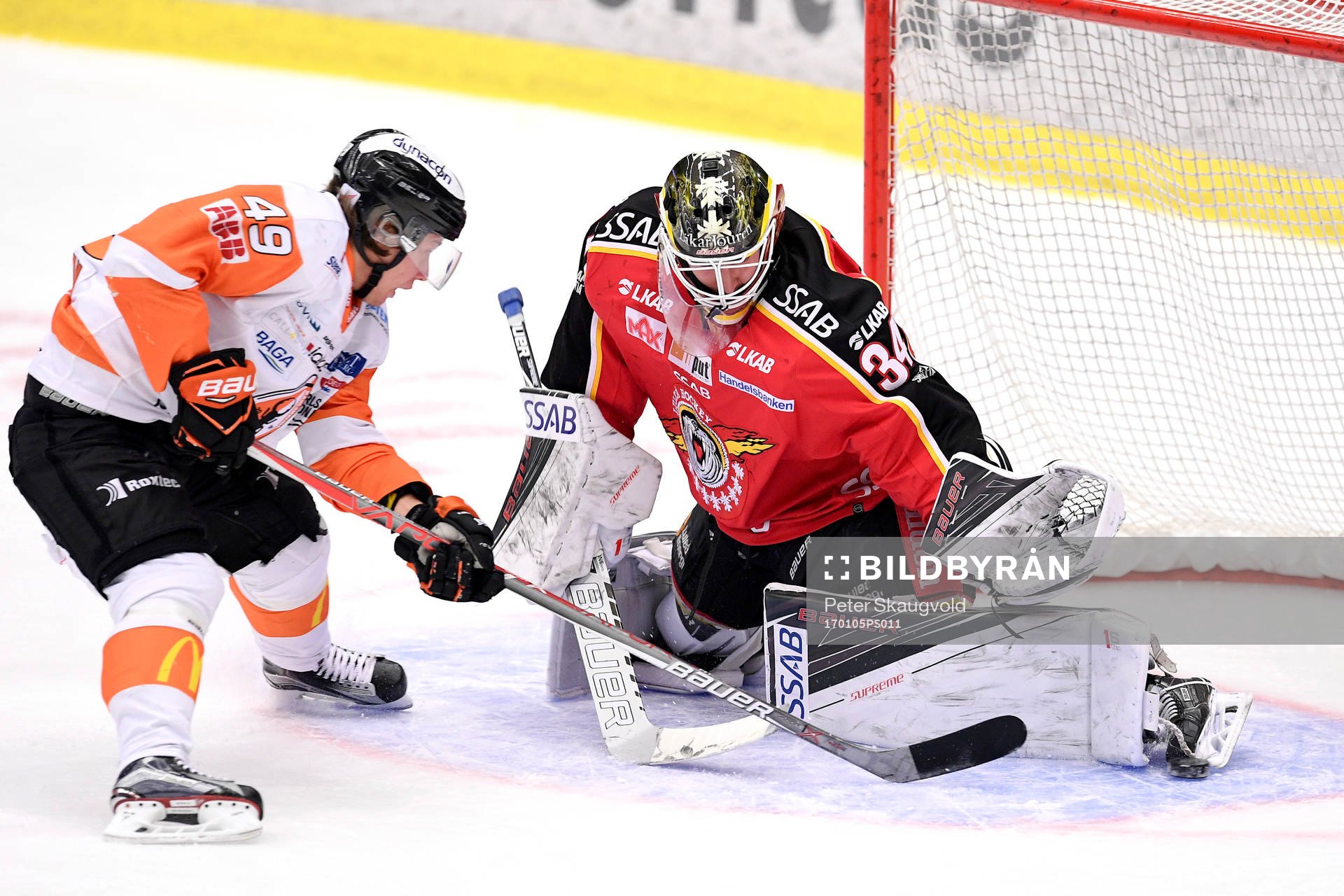 Luleås målvakt Joel Lassinatti räddar ett friläge från