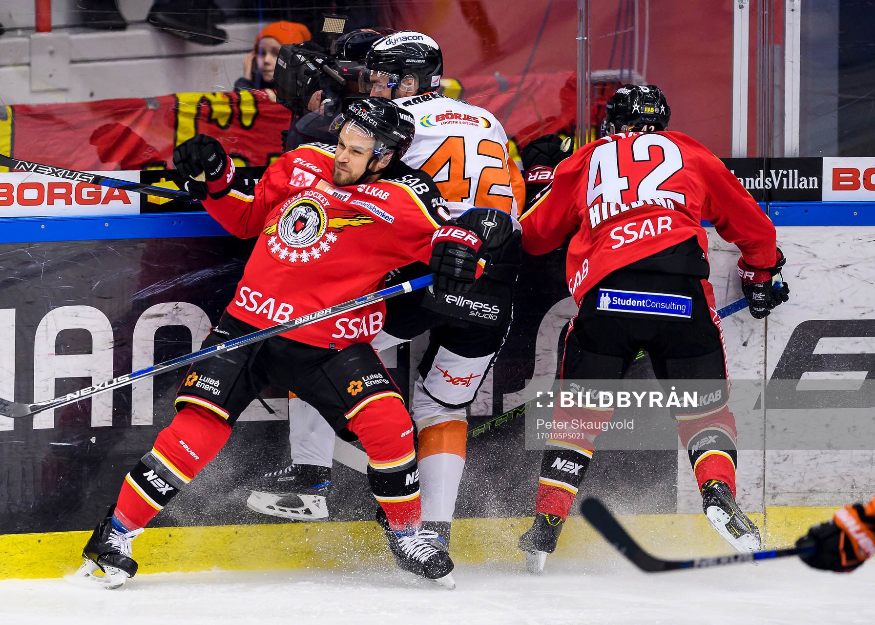 Luleås Craig Schira tacklar Karlskronas Niklas Arell