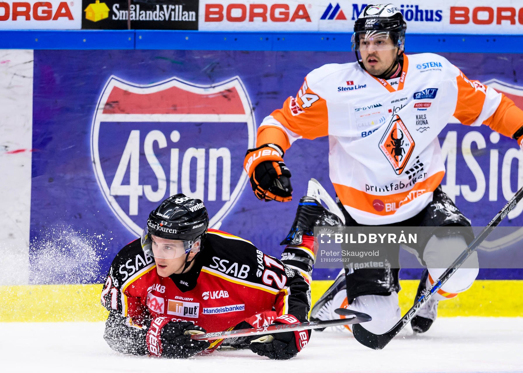 Luleås Bill Sweatt liggar på isen