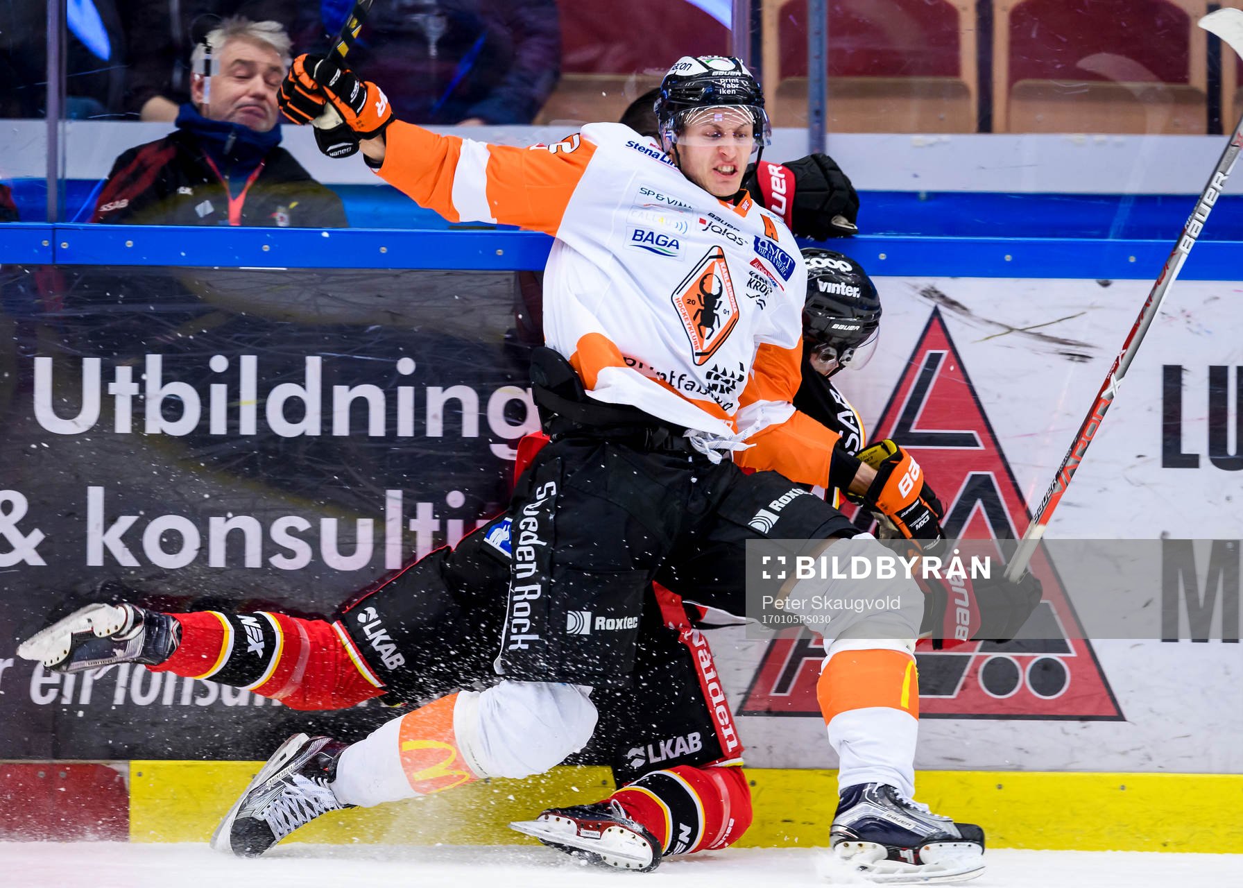 Karlskronas Alexander Bergström tacklar Luleås Anton