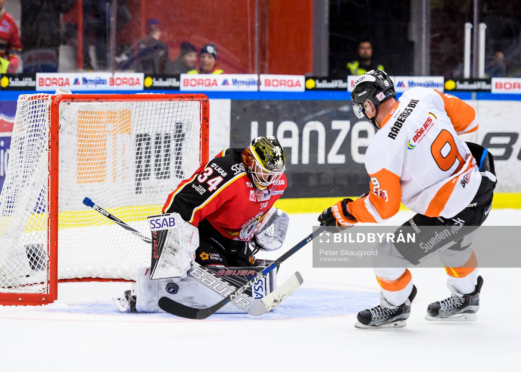 Luleås målvakt Joel Lassinatti räddar straffen från