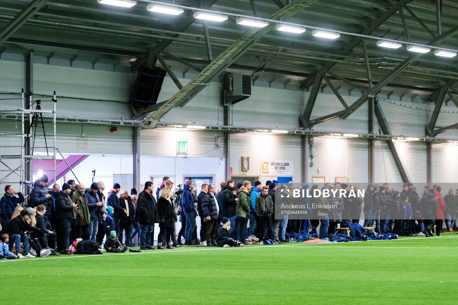 Publiken följer övningarna