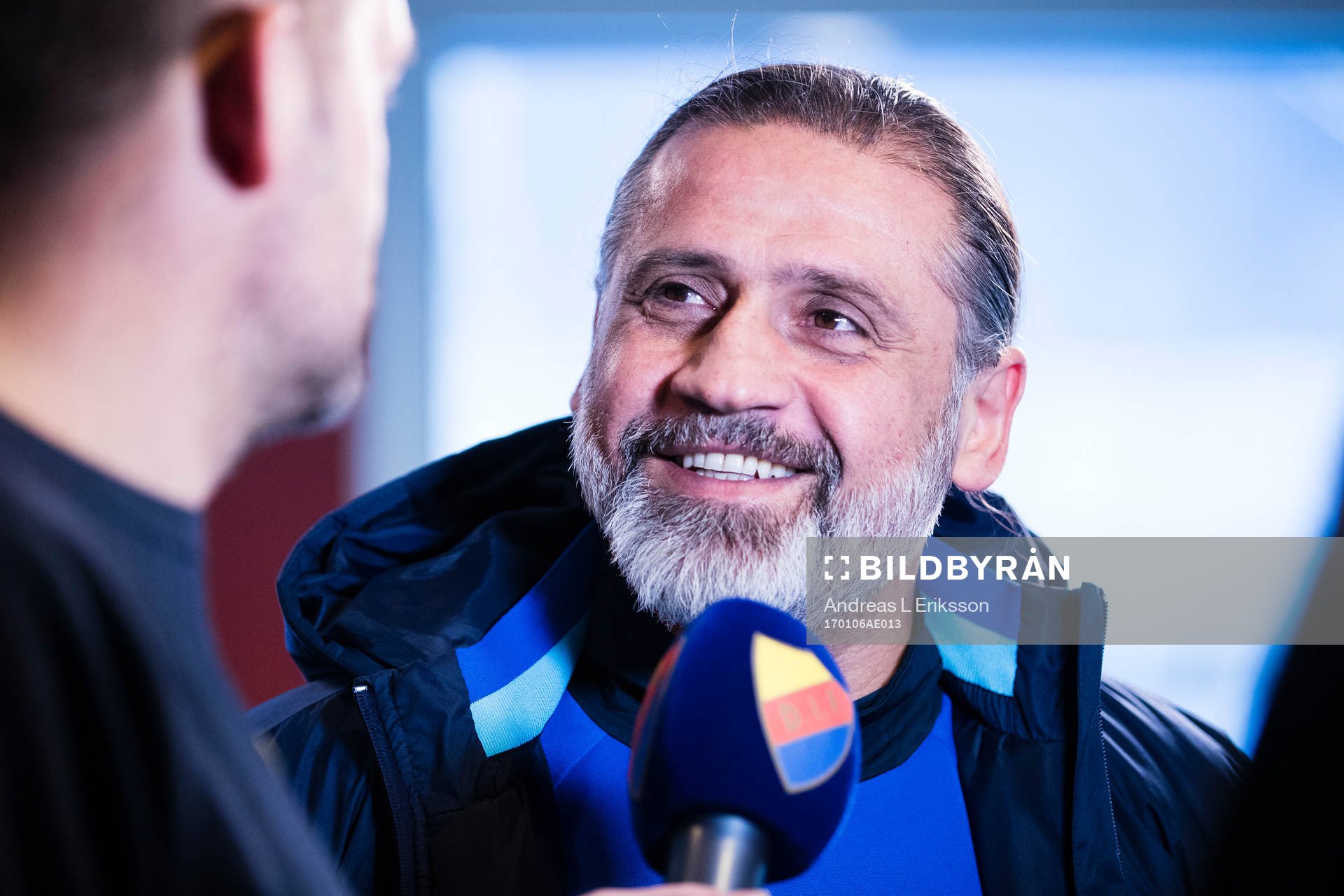 Djurgårdens tränare Özcan Melkemichel blir intervjuad av