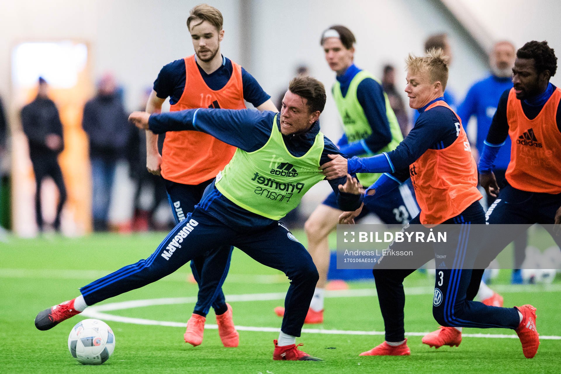 Djurgårdens Kerim Mrabti i kamp om bollen med Elliot Käck