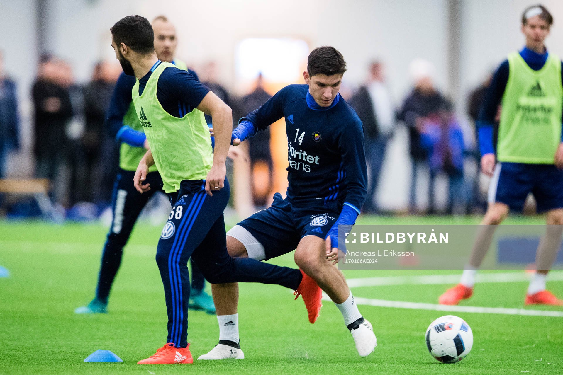 Djurgårdens Othman El Kabir i kamp om bollen med Besard