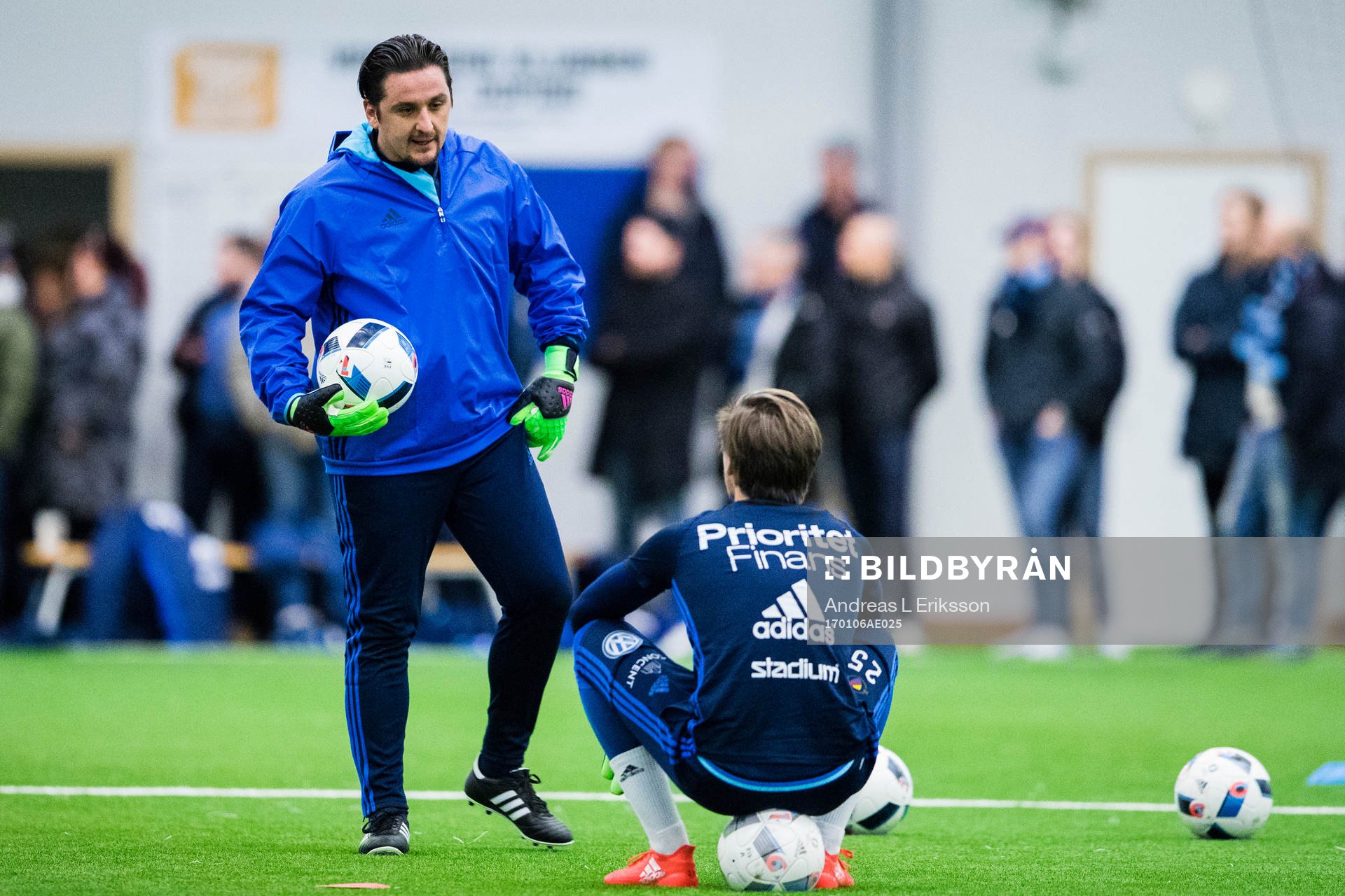 Djurgårdens målvaktstränare Nikos Gkoulios och målvakt Oscar Jonsson under en fotbollsträning med Djurgården den 6 januari 2017 i Stockholm. 