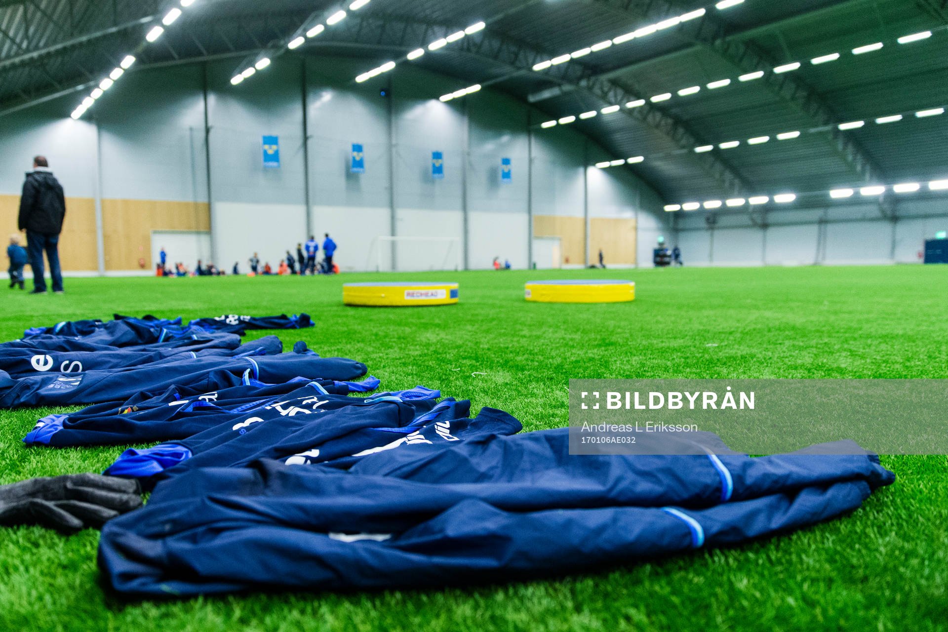 Spelarnas träningskläder ligger på konstgräset
