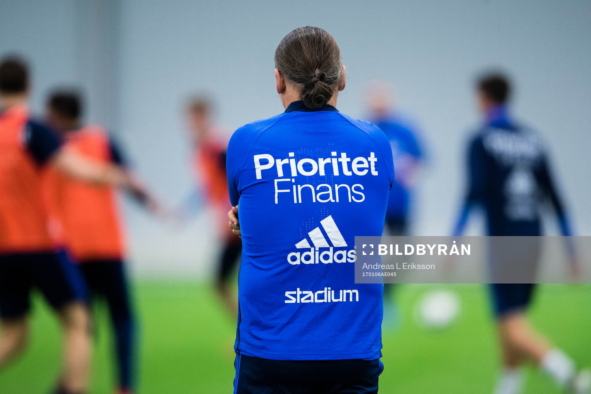 Djurgårdens tränare Özcan Melkemichel följer en övning