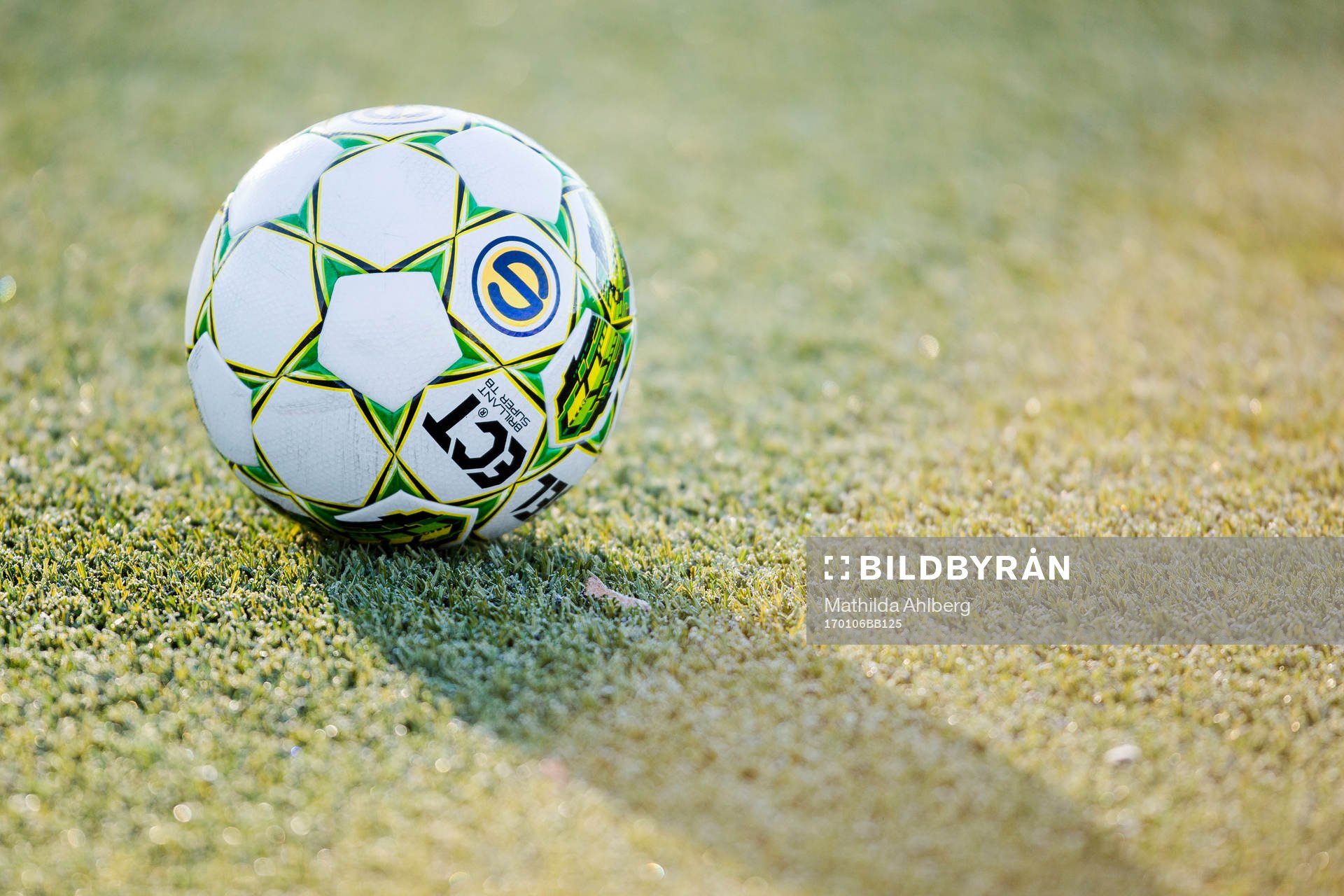 Fotboll från Select med superettan loggan