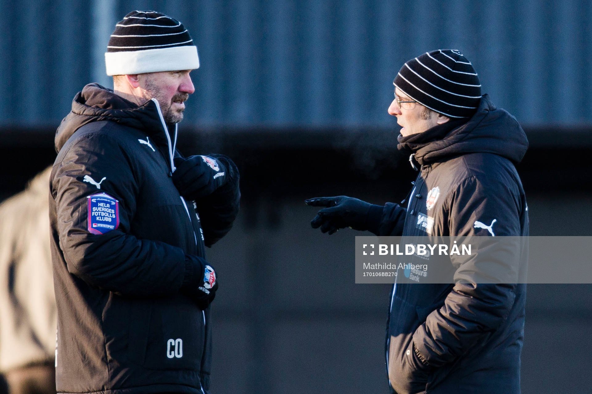 Helsingborgs fystränare Christer Olsson i samtal med