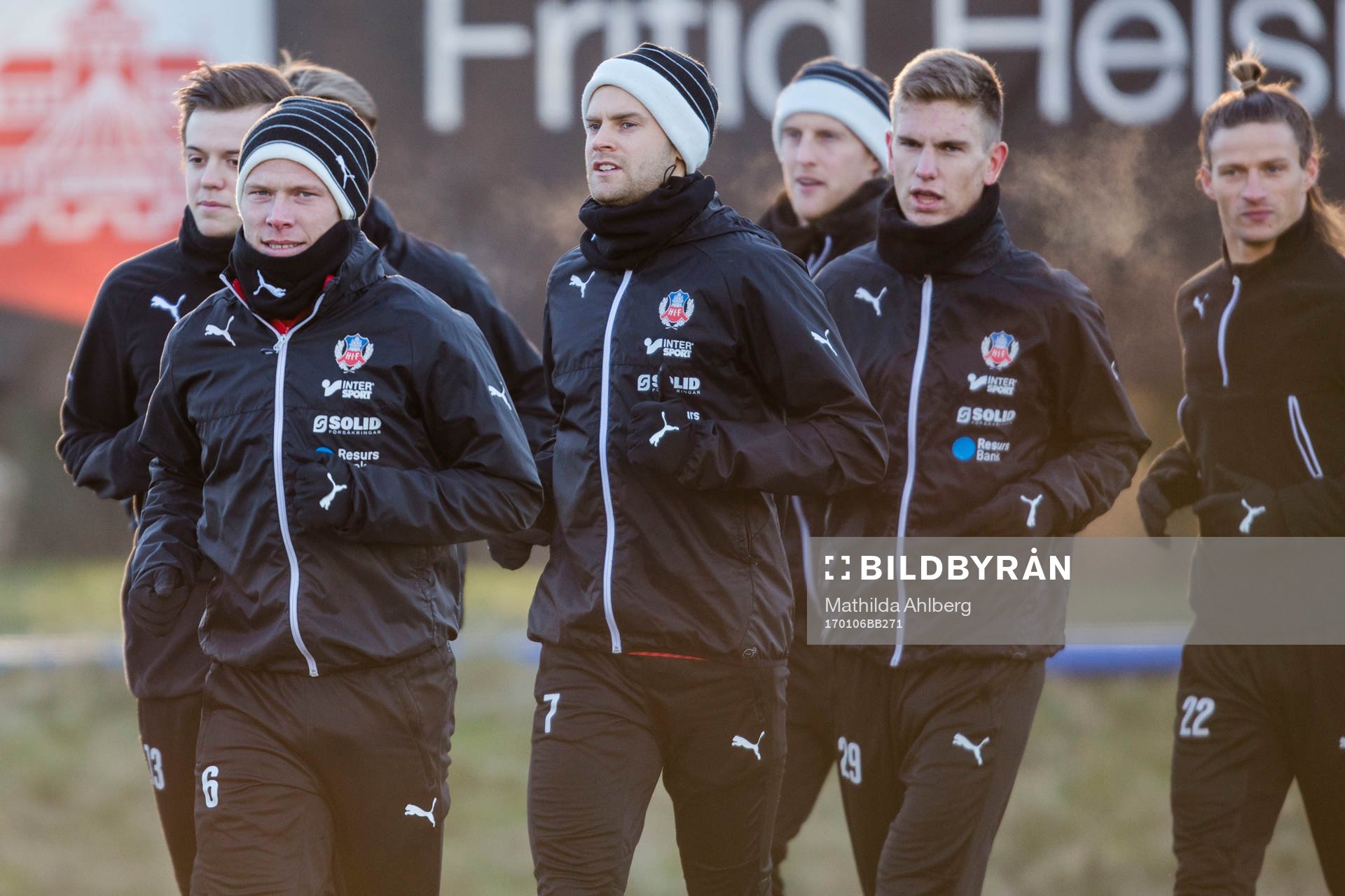 Helsingborgs spelare trupp joggar med Andreas Landgren i