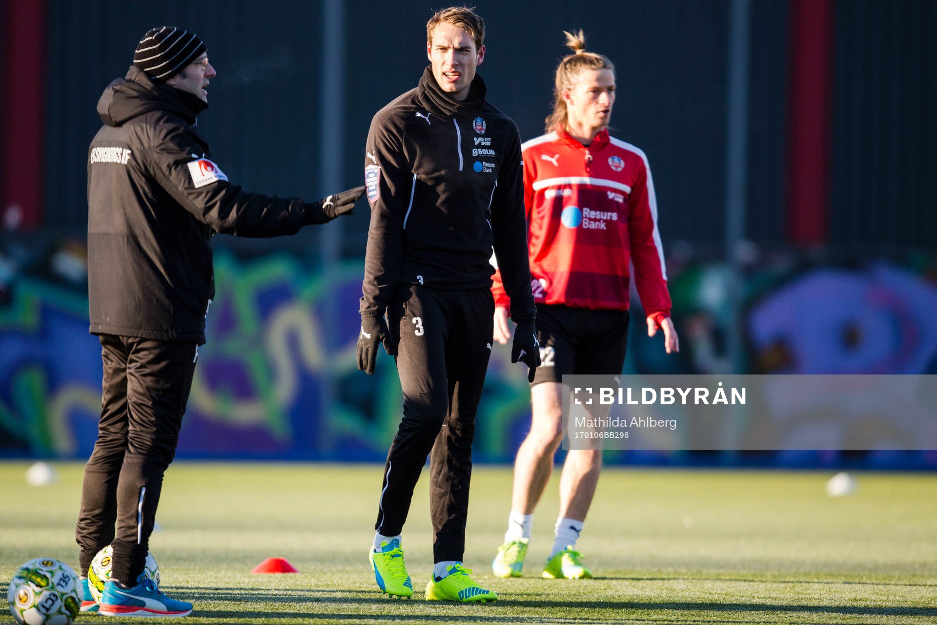 Helsingborgs Frederik Helstrup Jensen lyssnar på