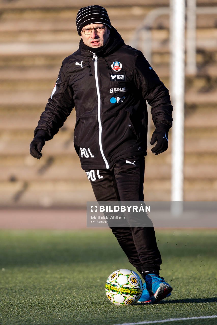 Helsingborgs tränare Per-Ola Ljung samlar in fotbollar