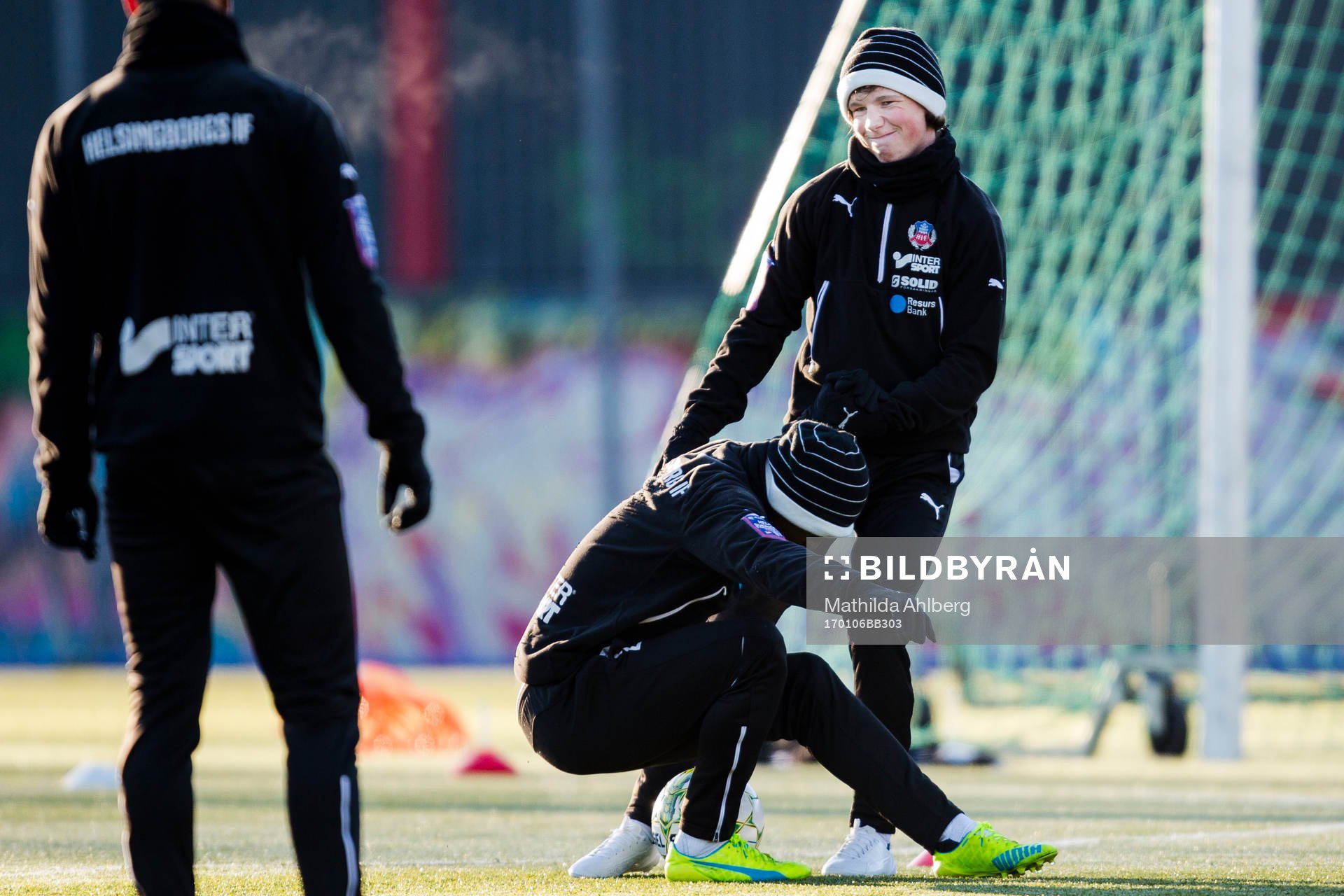 Helsingborgs Max Svensson hjälper Monday Samuel upp