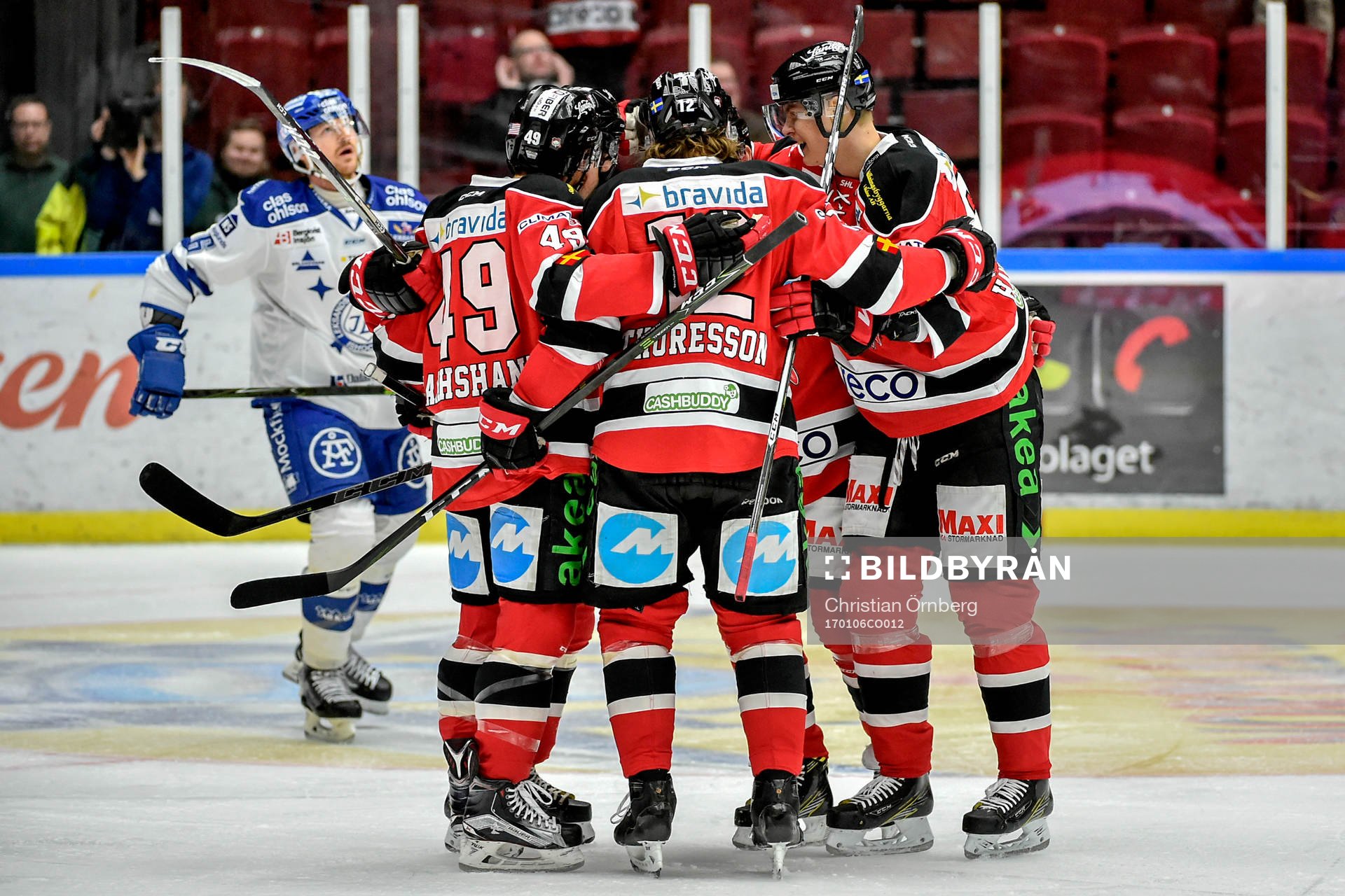 Malmö Redhawks Fredrik Händemark jublar med lagkamrater