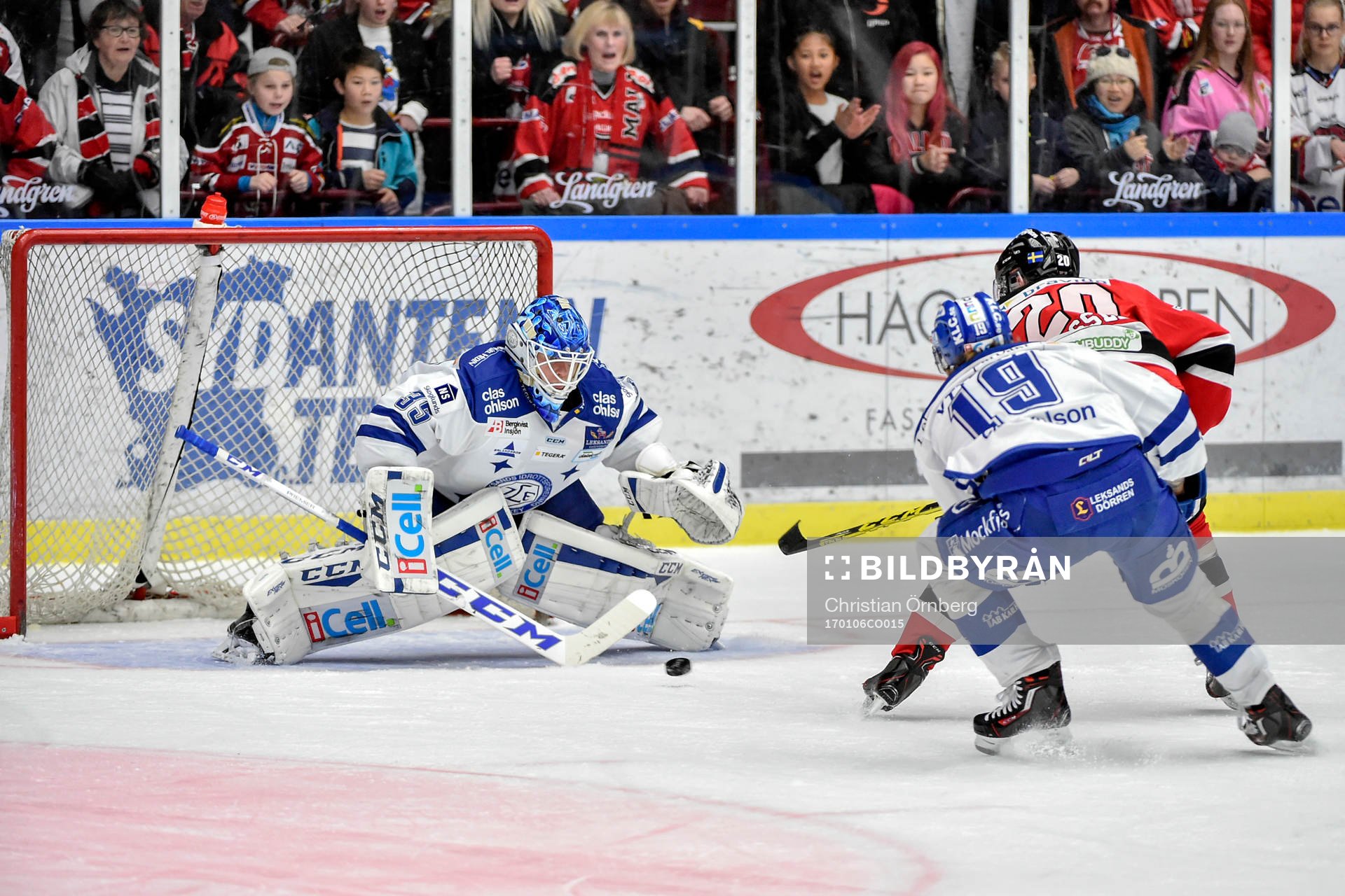 Malmö Redhawks Erik Forssell och Leksands målvakt Atte
