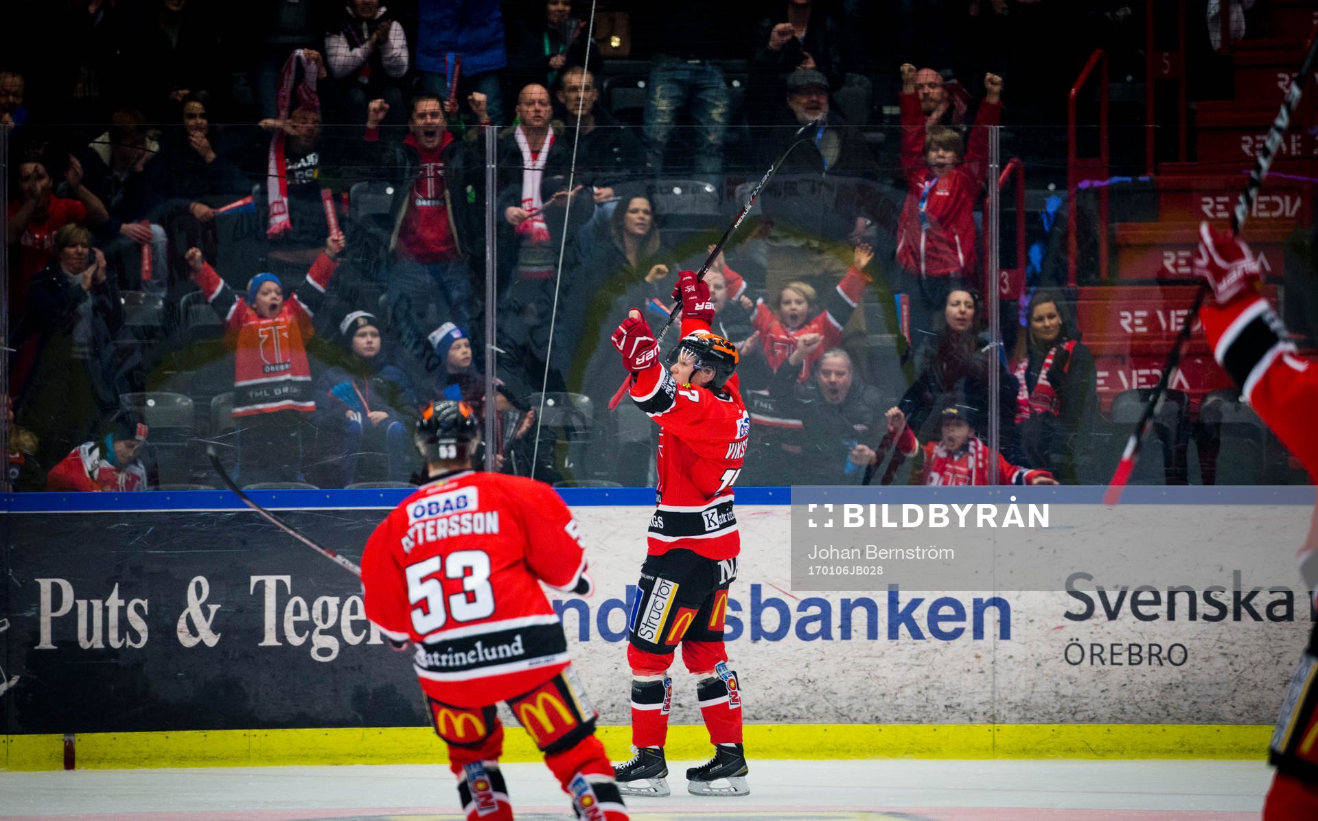 Örebros Daniel Viksten gör 1-0 och jublar med Bobbo