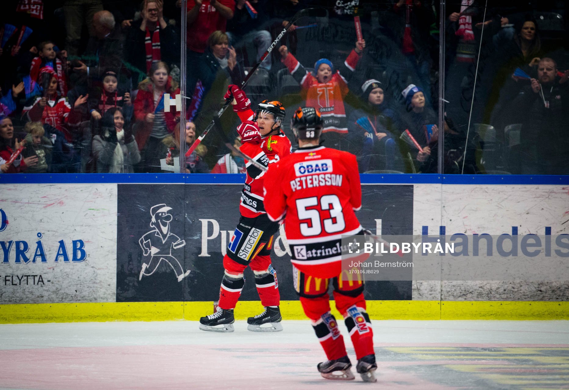 Örebros Daniel Viksten gör 1-0 och jublar med Bobbo