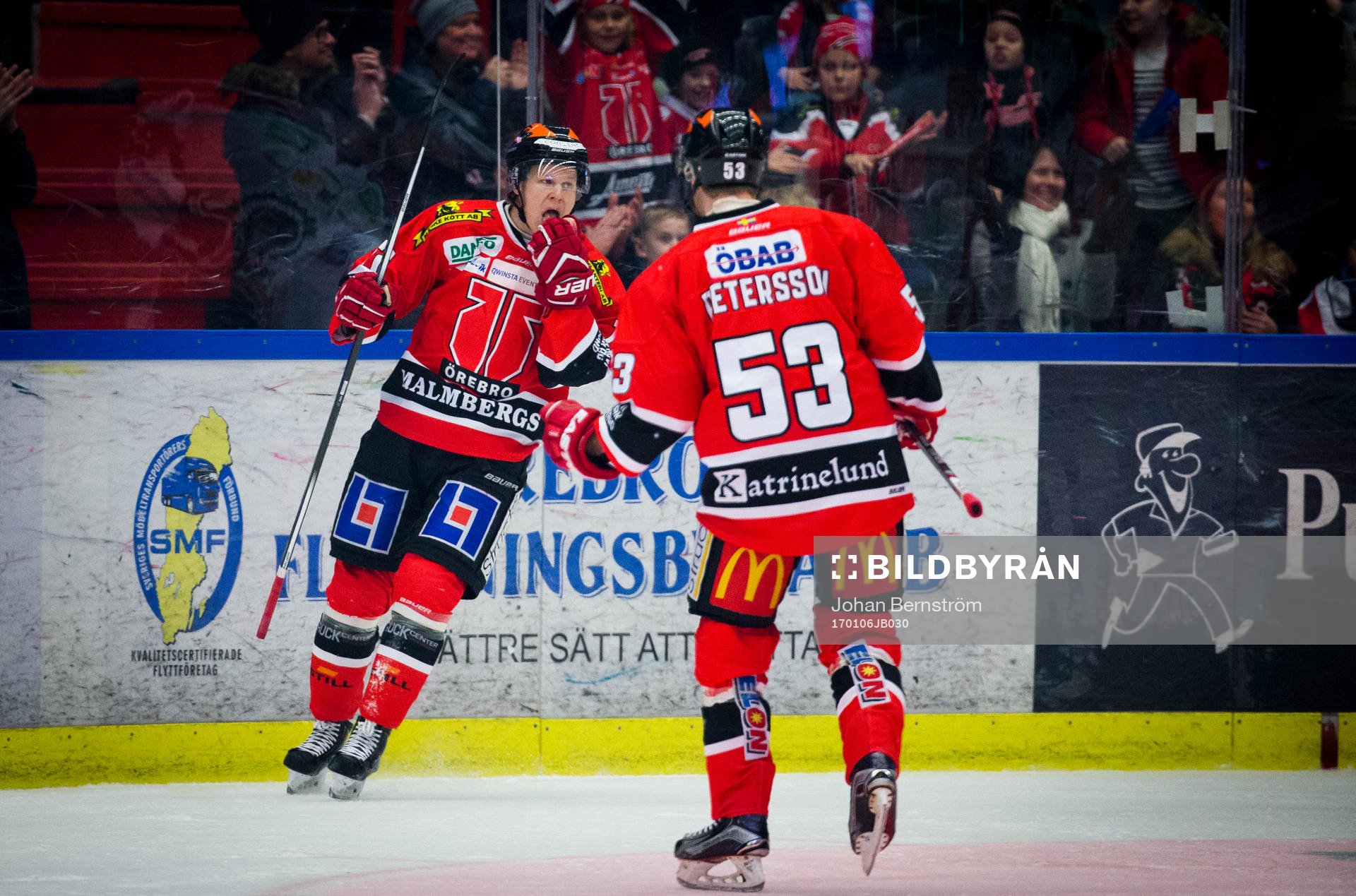 Örebros Daniel Viksten gör 1-0 och jublar med Bobbo