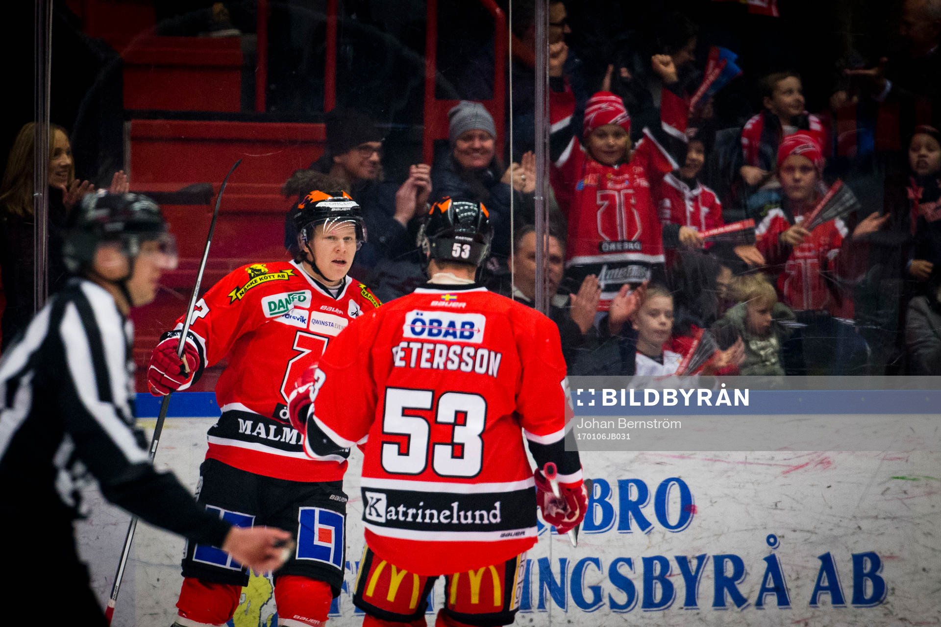 Örebros Daniel Viksten gör 1-0 och jublar med Bobbo
