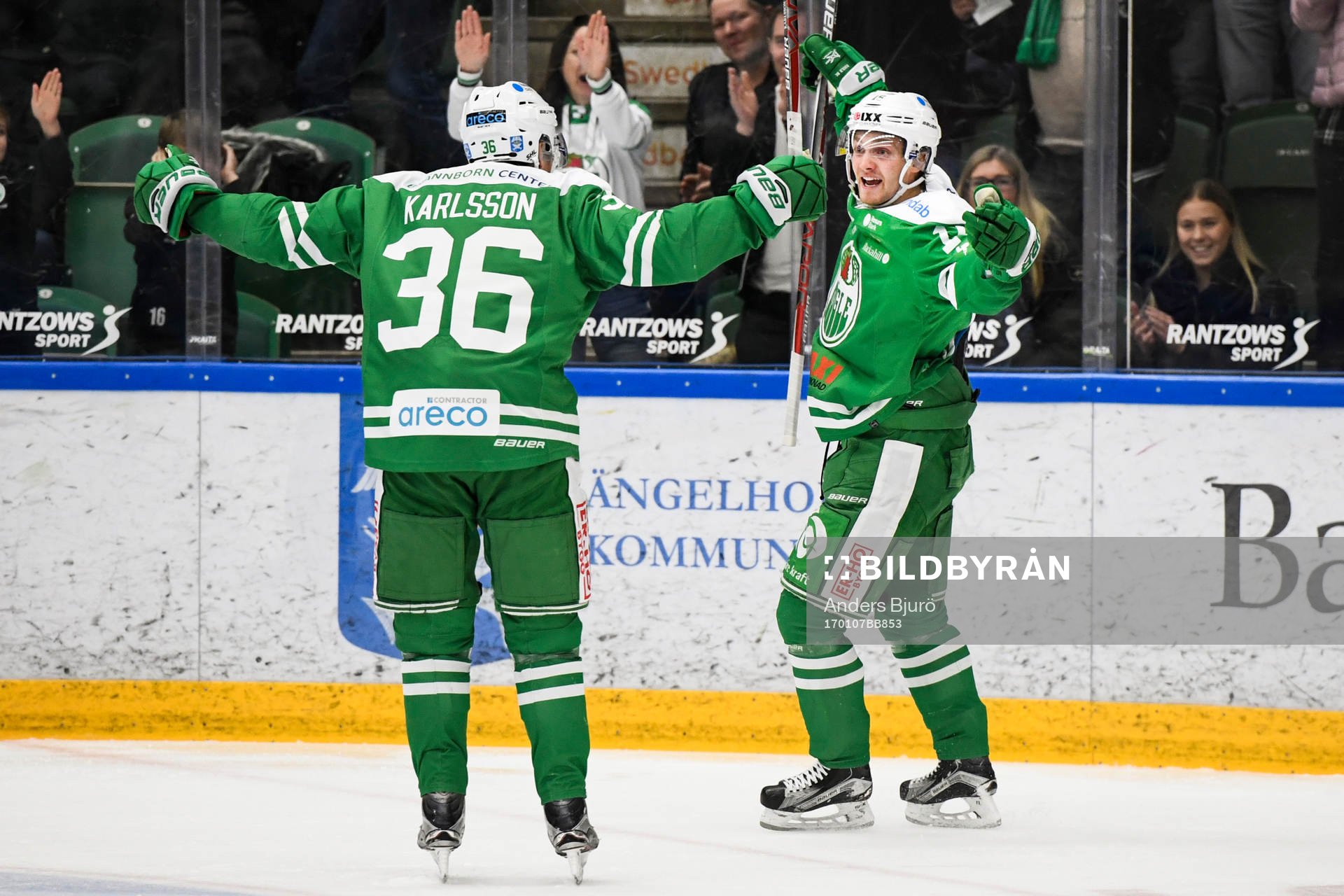 Rögles Simon Ryfors (th) jublar med Filip Karlsson
