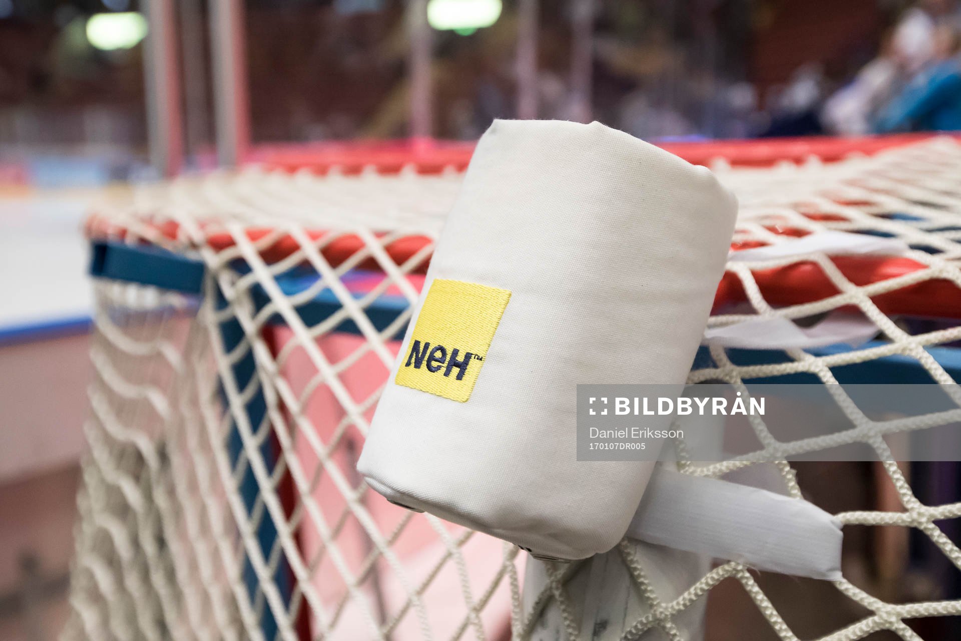 Flaskhållare på målbur innan ishockeymatchen i SHL