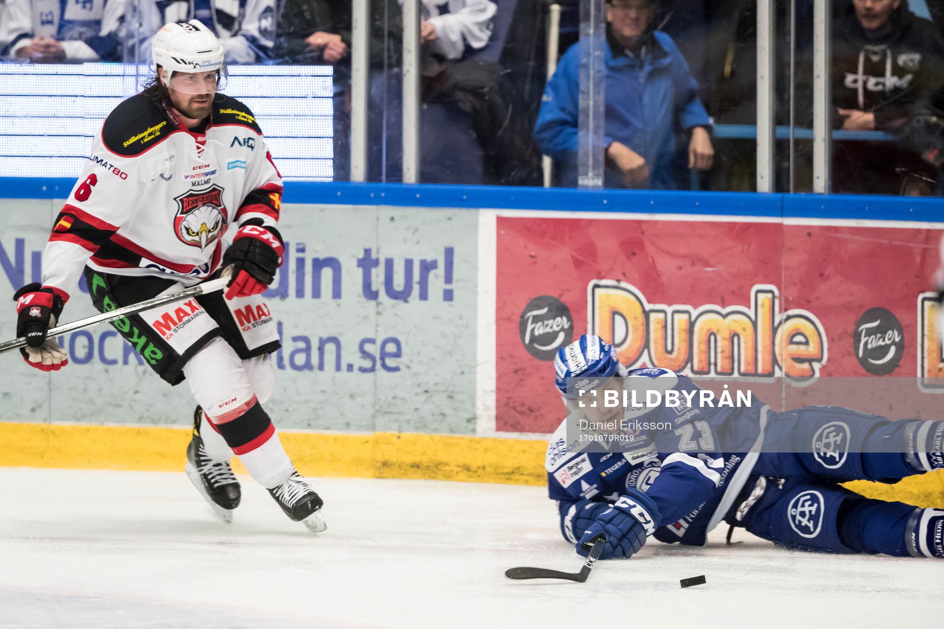 Leksands Sondre Olden faller och Malmö Redhawks Stefan