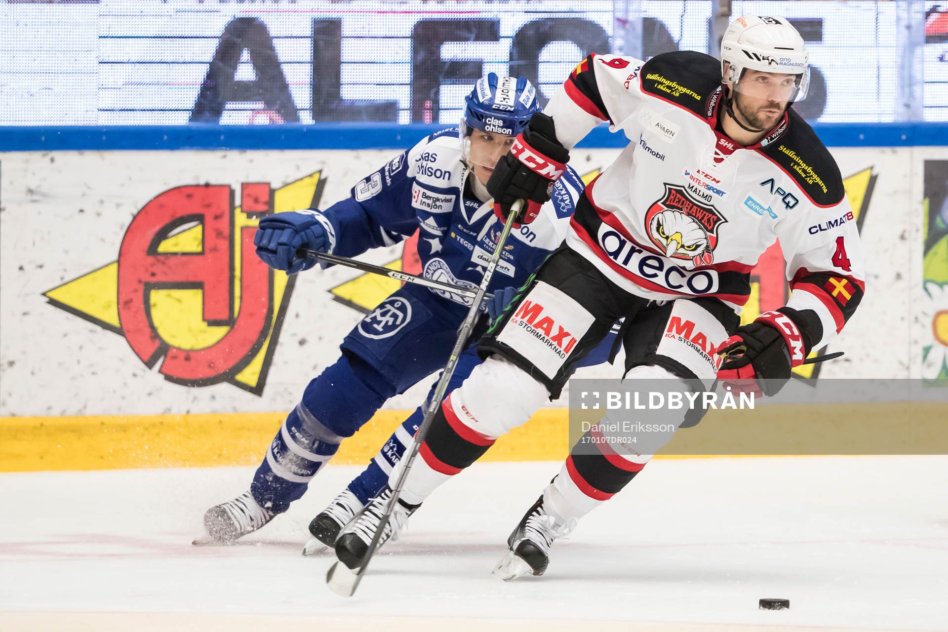 Leksands Jon Knuts jagar Malmö Redhawks Noah Welch  i