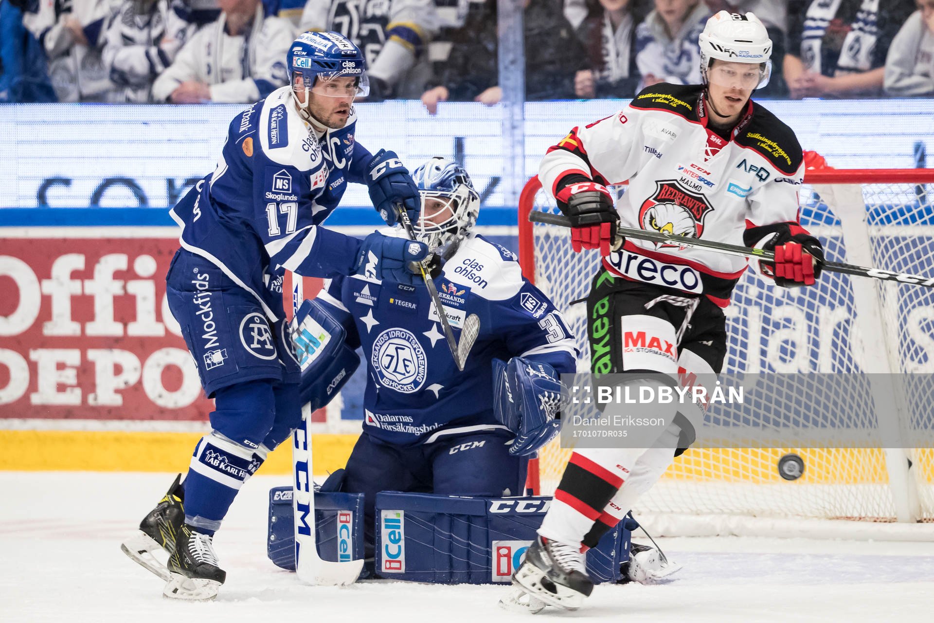 Leksands Jesper Ollas framför Leksands målvakt Henrik