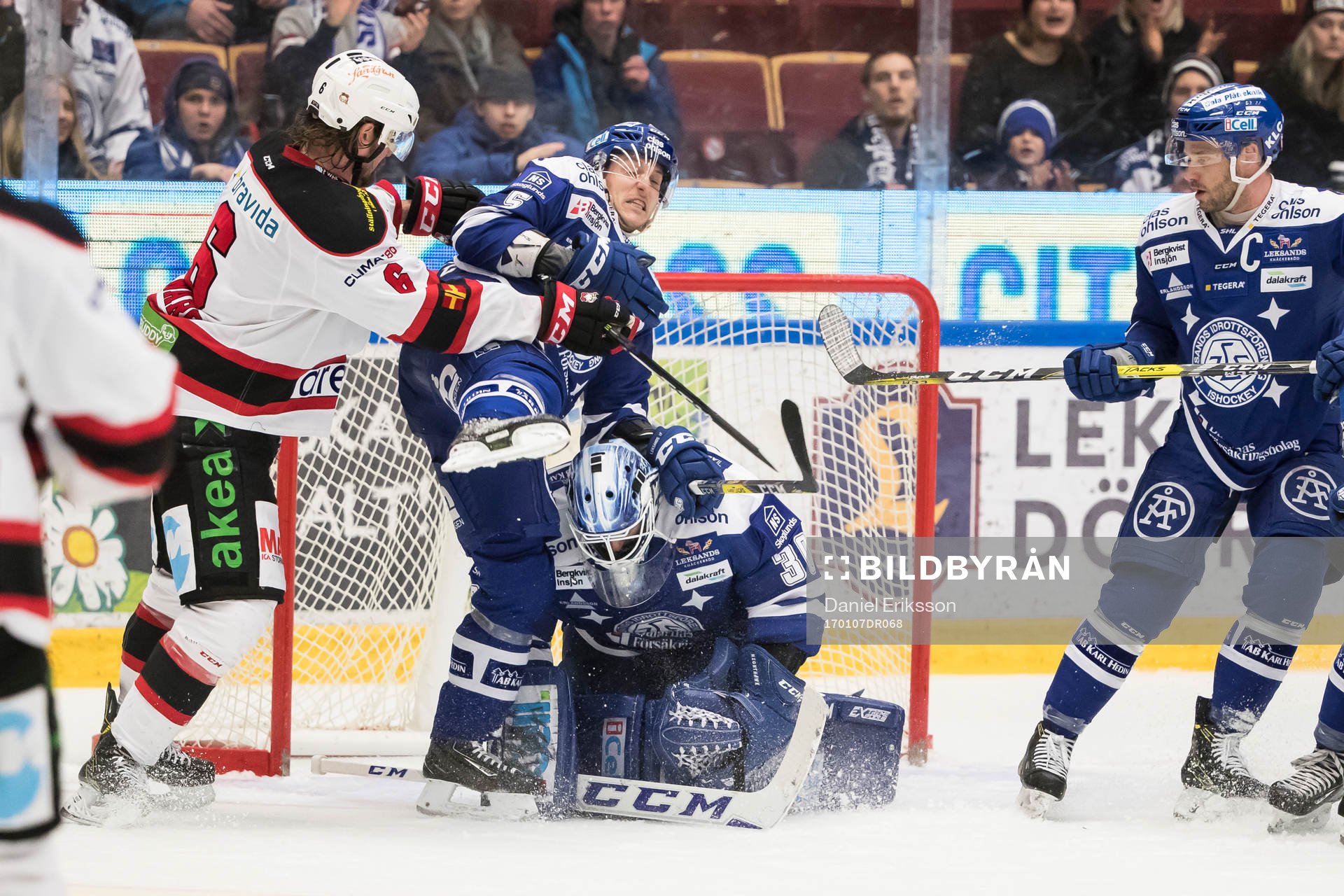 Malmö Redhawks Stefan Warg tacklar Leksands Ben Youds