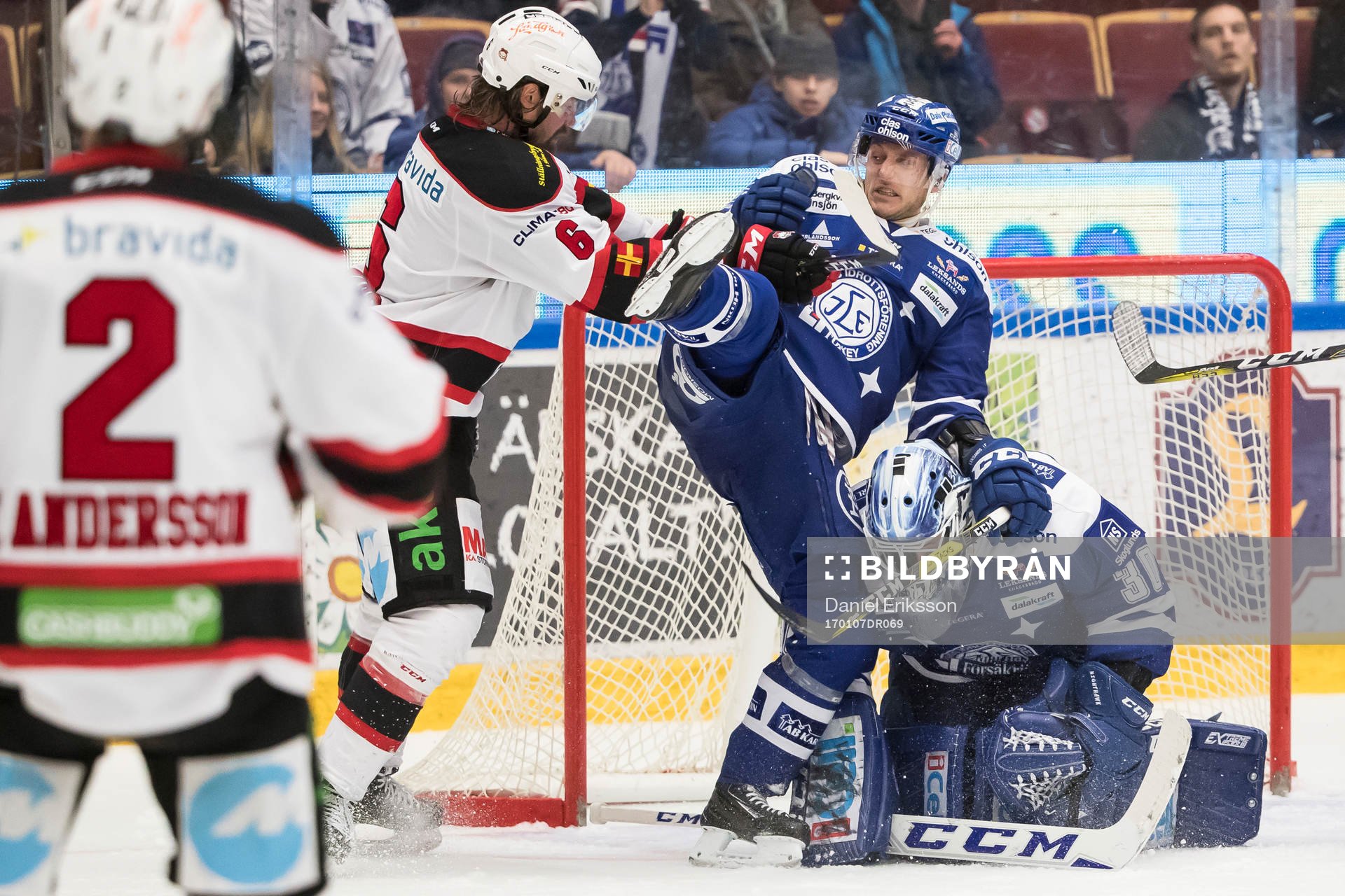 Malmö Redhawks Stefan Warg tacklar Leksands Ben Youds