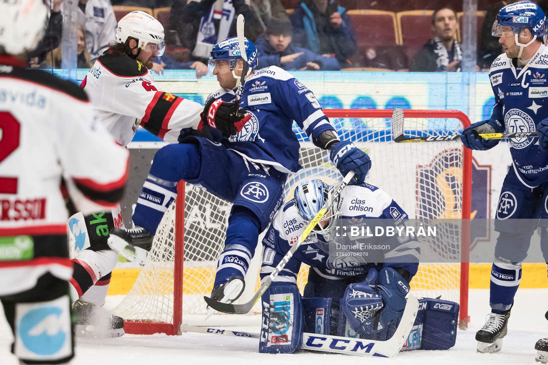 Malmö Redhawks Stefan Warg tacklar Leksands Ben Youds
