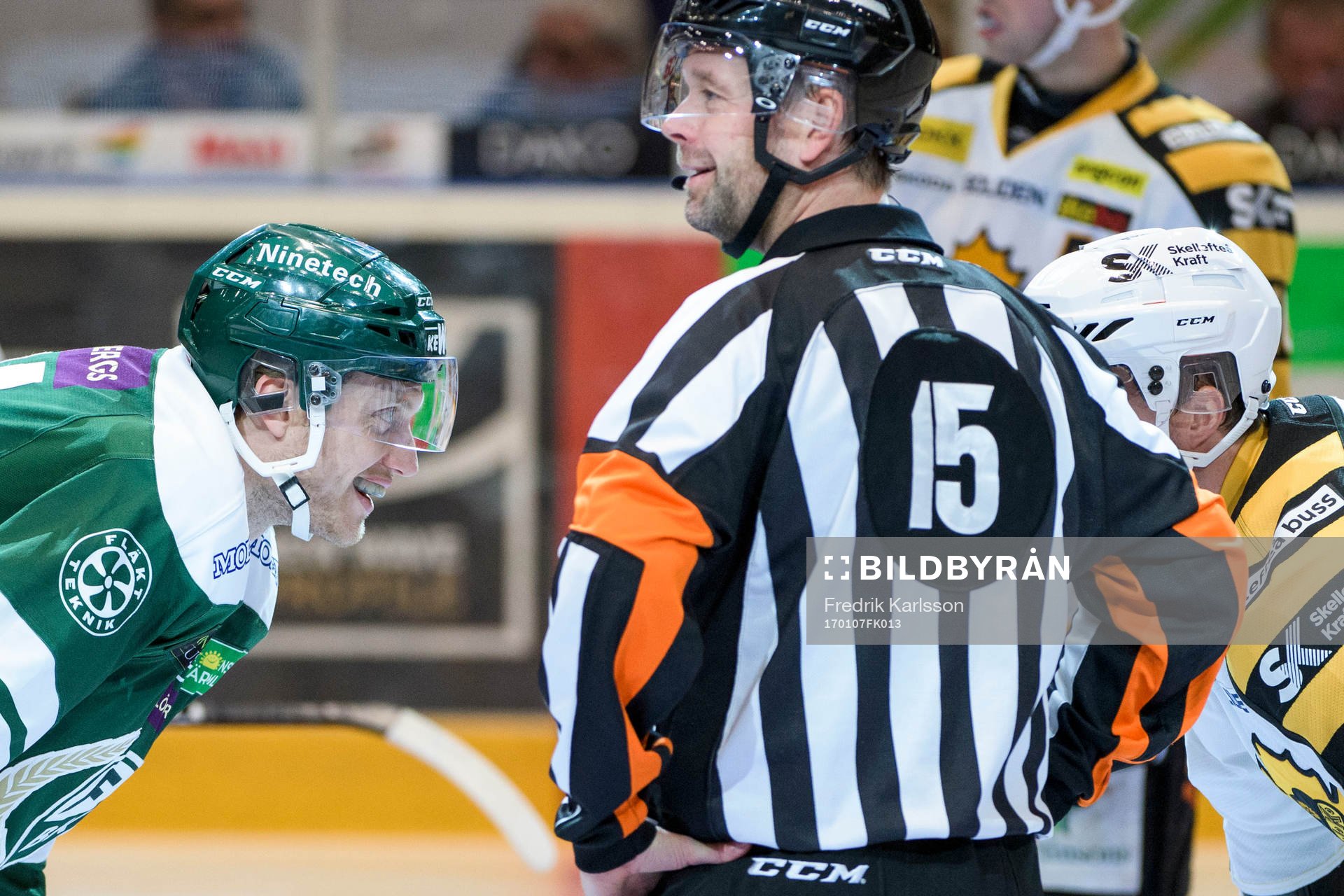Färjestads Johan Ryno pratar med Skellefteås Pontus
