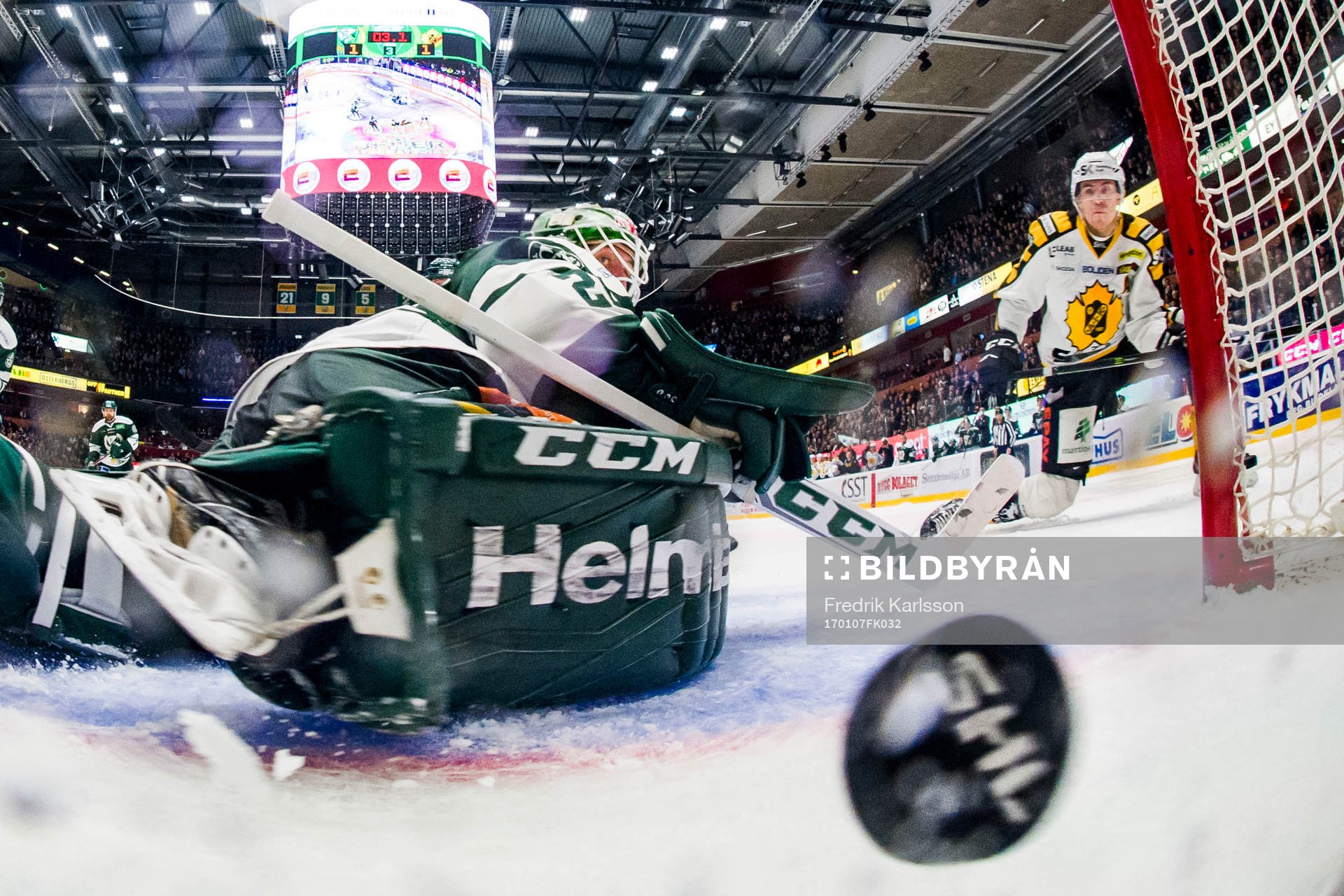 Skellefteås Pär Lindholm (t h) gör avgörande 1-2 bakom