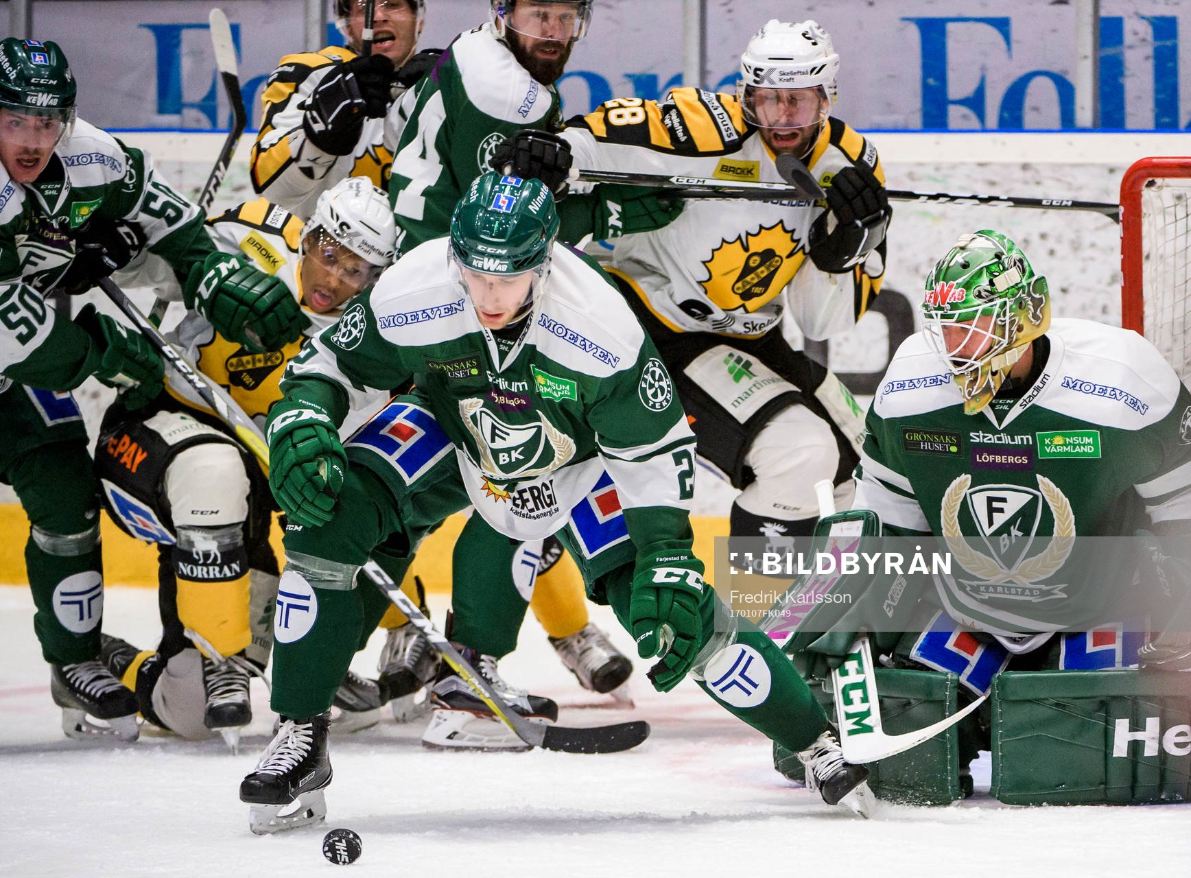Rörigt framför Färjestads målvakt Stefan Steen