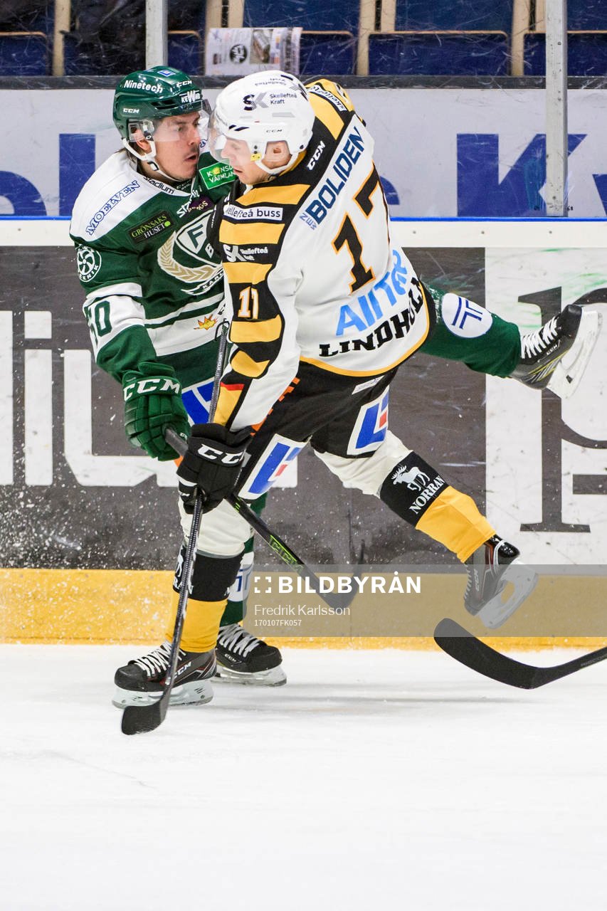 Närkamp mellan Färjestads Sebastian Erixon och