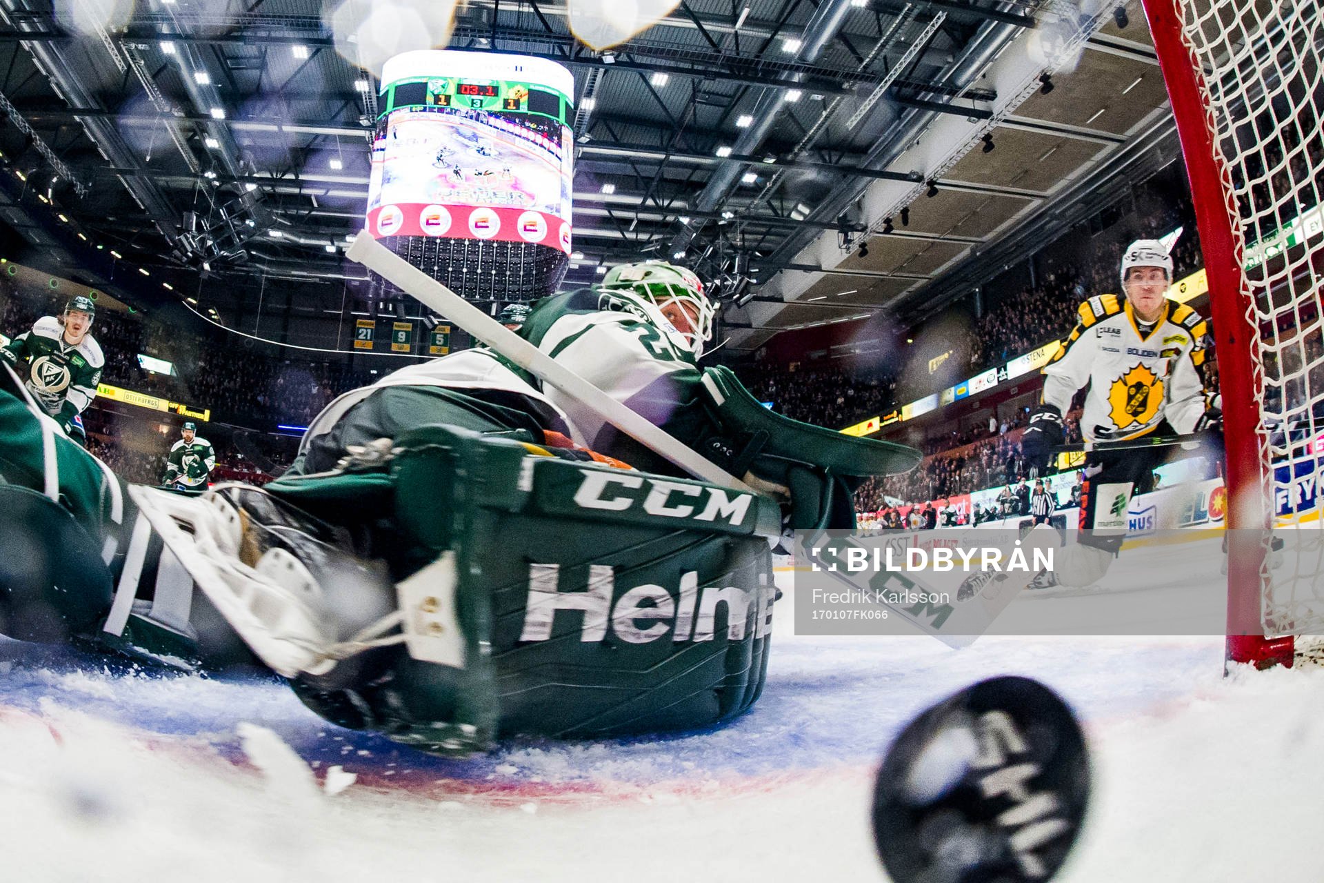 Skellefteås Pär Lindholm (t h) gör avgörande 1-2 bakom