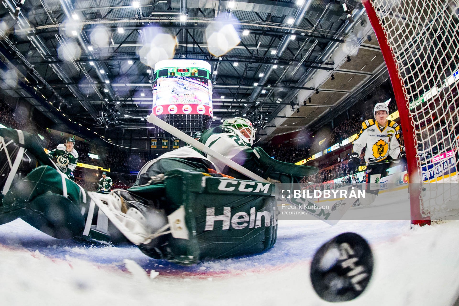 Skellefteås Pär Lindholm (t h) gör avgörande 1-2 bakom
