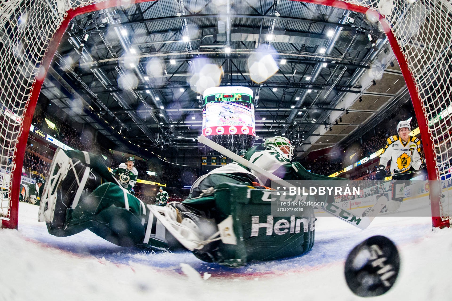 Skellefteås Pär Lindholm (t h) gör avgörande 1-2 bakom
