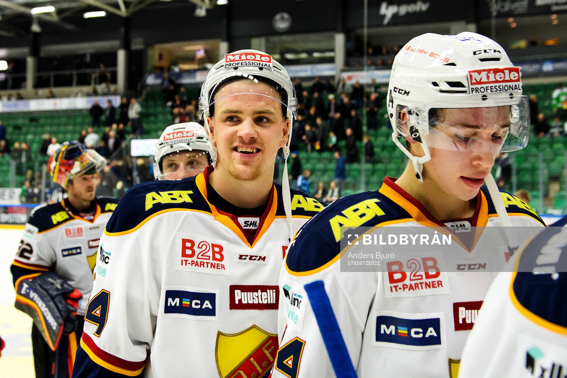 Djurgårdens Daniel Brodin ser glad ut när han lämnar isen