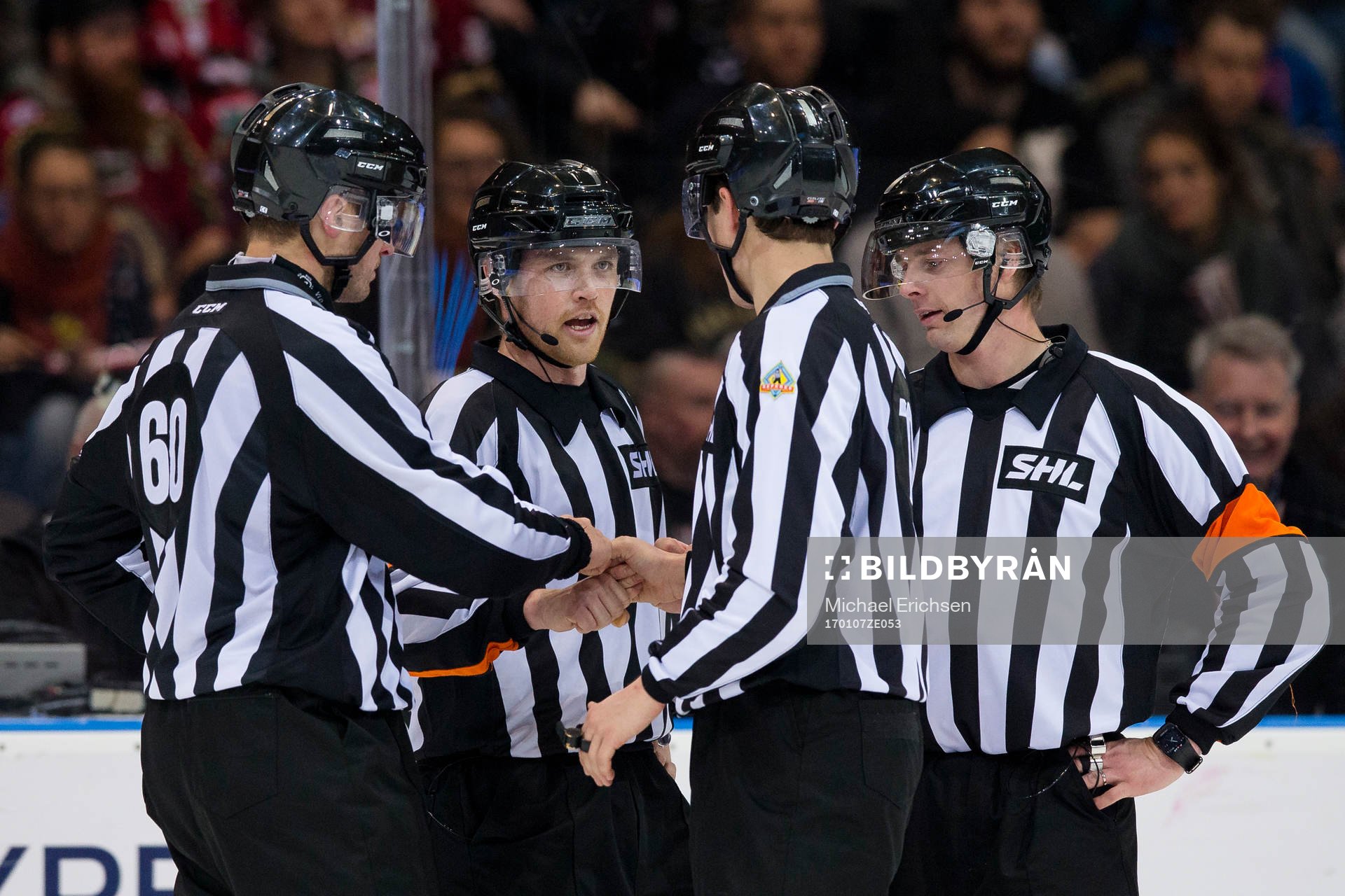 Matchens domare Mikael Andersson, domare Johan Gossas och